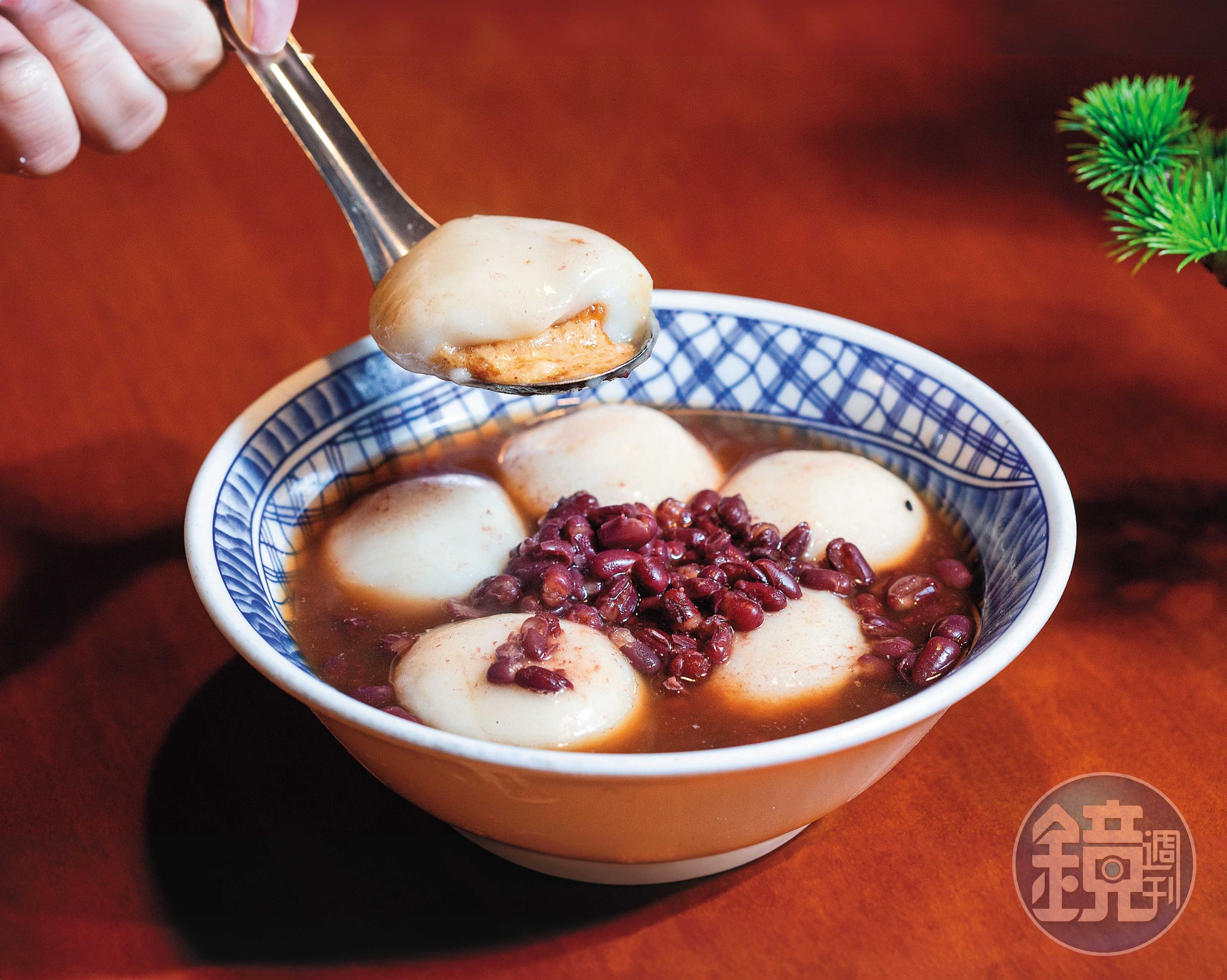 新街龍的花生湯圓以紅豆湯為基底,皮Q彈、餡料不過甜,還吃得到花生碎,一碗5顆,分量十足。(80元/碗)