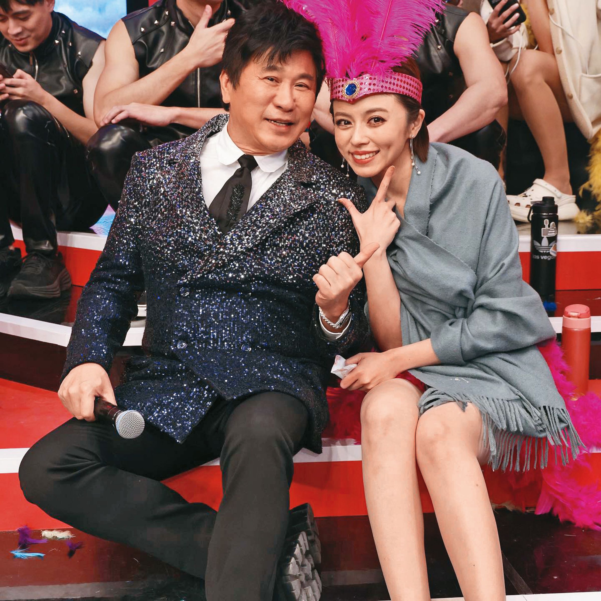 王瞳（右）年初在胡瓜（左）主持的過年特別節目上，還動感辣舞演出。（翻攝自王瞳臉書）