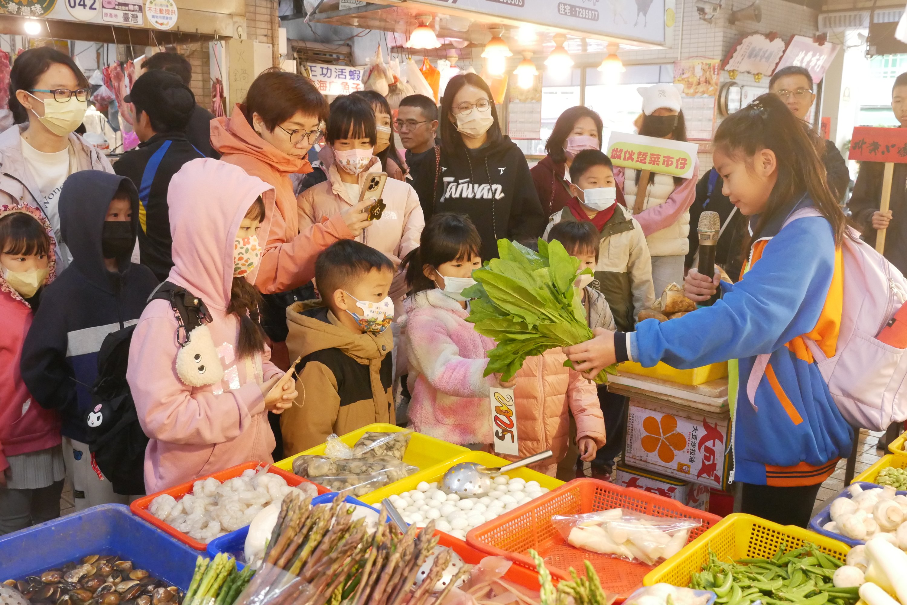2025社區一家深耕校園類國小師生組首獎「作伙踅菜市仔2.0」以來自不同班級的資優學生組成核心學員群,接受市場走讀與導覽訓練後,再帶領原班同學認識市場裡的人物與故事。(信義房屋提供)