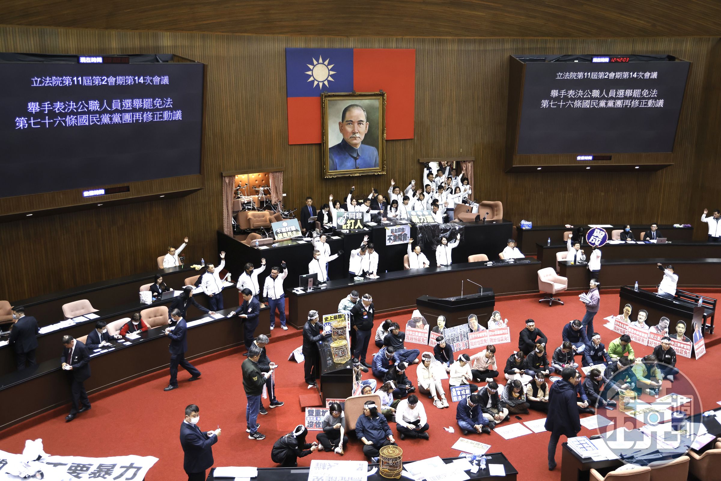 立法院會中午以舉手表決的方式,通過《選罷法》第76條。