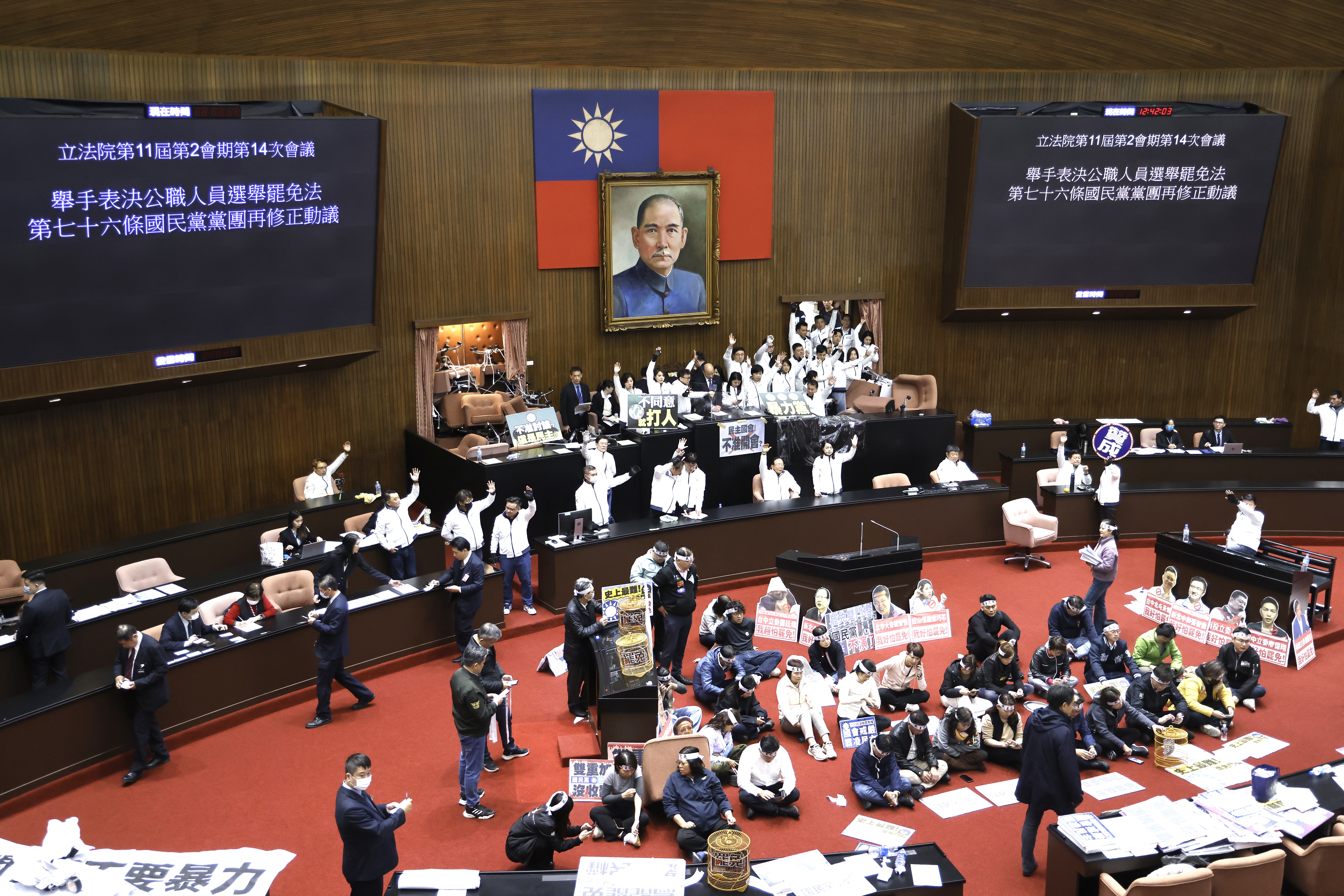 立法院會中午以舉手表決的方式，通過《選罷法》第76條。