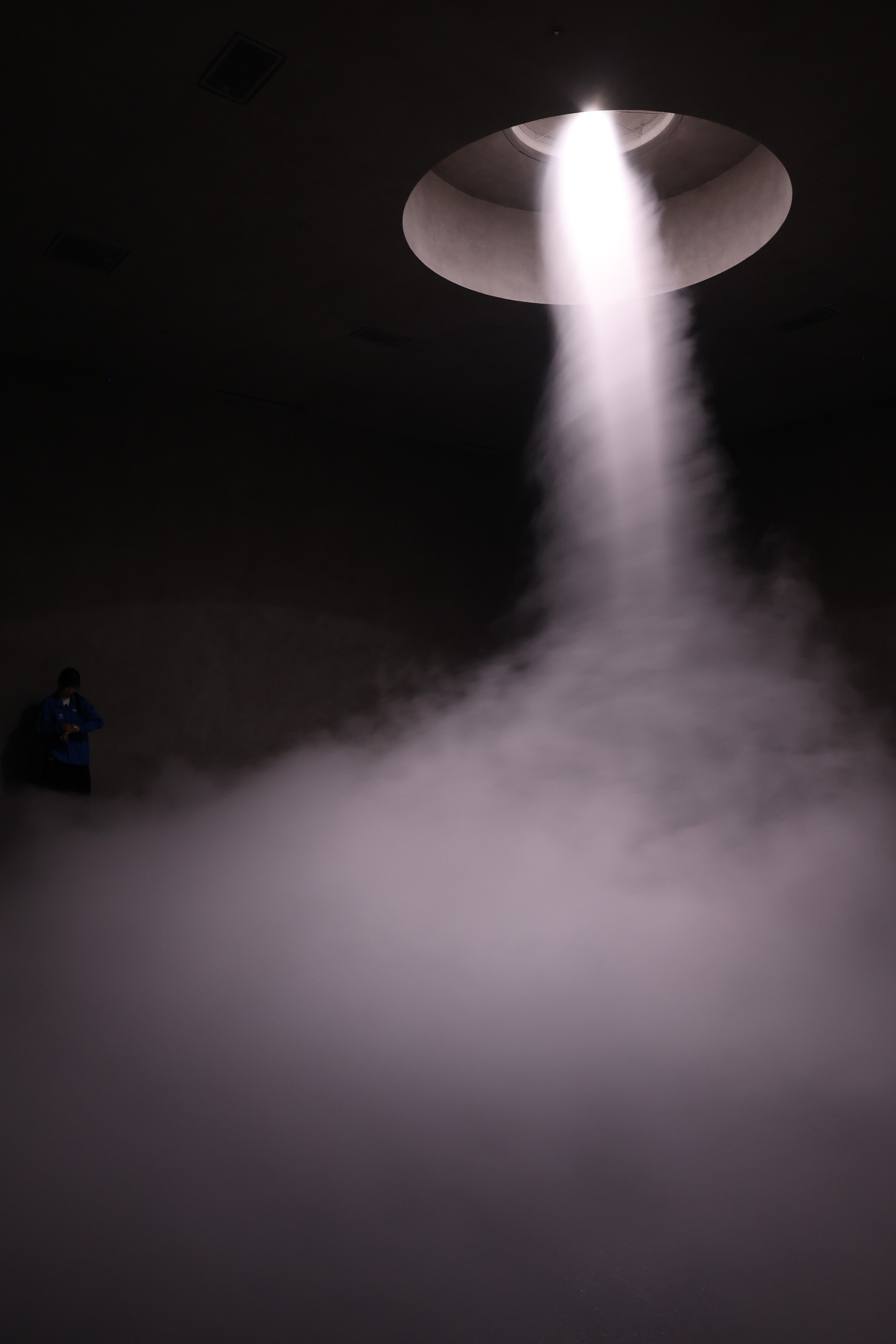 「TORNADO（龍捲風）」空間裡滿滿的水霧，有誤入夢境的奇妙氛圍。