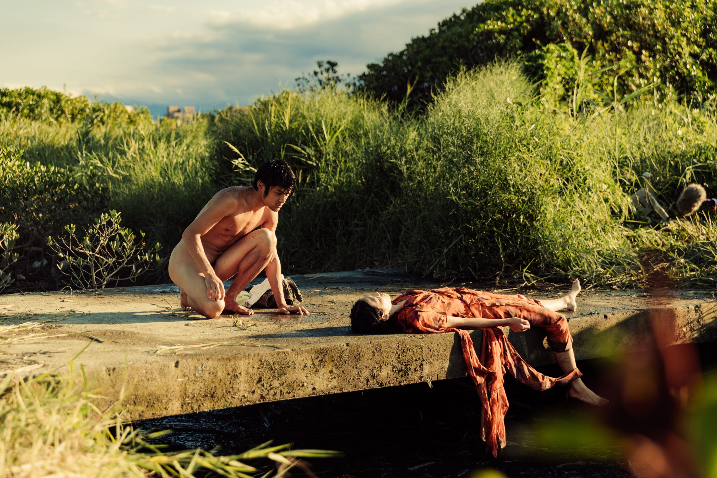 柯泯薰與演員潘綱大飾演在封閉孤島不期而遇的神秘女子與迷失的男子。（底噪影像提供）