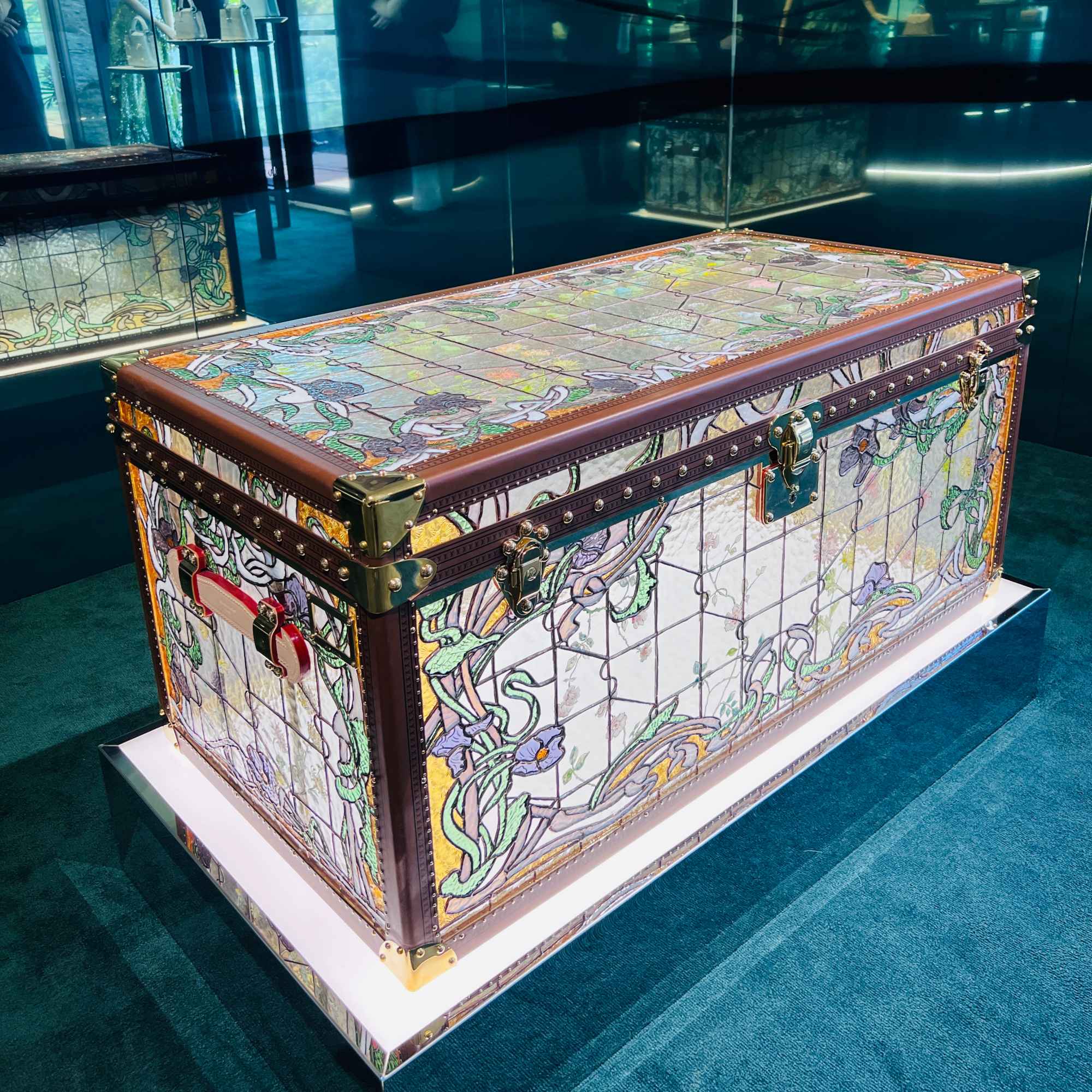 時尚精品龍頭路易威登（LOUIS VUITTON）日前在台北舉行「Savoir Rêver 典藏工藝展」，展出從訂製皮件、硬箱、家居、Objets  Nomades 系列到珠寶與鐘錶等眾多的作品，完整地表現品牌的設計美學以及工藝精髓。其中一座名為「Dream of Country 綠野夢境」的硬箱，吸引了所有賓客的目光。