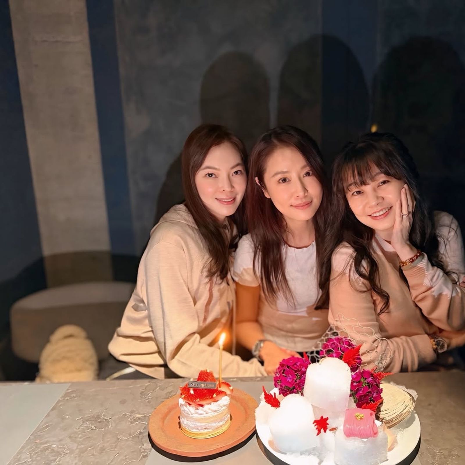 曾馨瑩（左）現身林心如（中）的生日聚會。（翻攝loveruby_official IG）