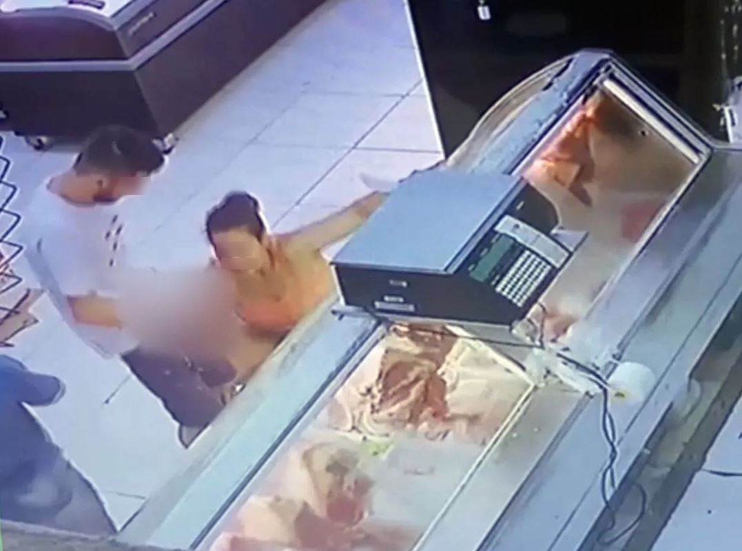 巴西一對男女在超市肉類櫃台排隊時，突然「肉欲大發」開始嘴部活春宮。（翻攝自X）