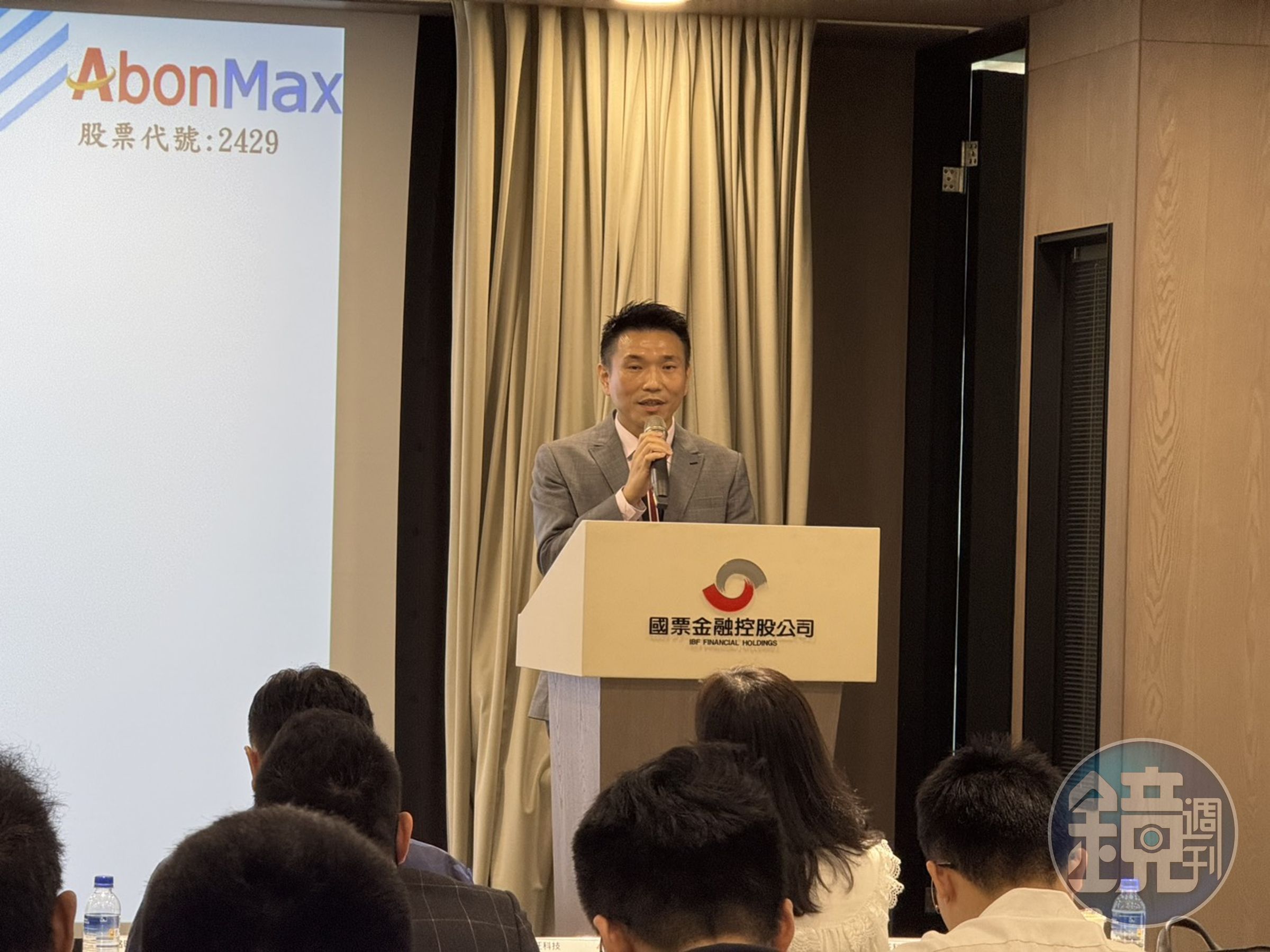 銘旺科技研發的固定翼無人機具備長距離飛行與高穩定控制能力,目前已導入多國軍警與消防應用。圖為總經理潘進興。