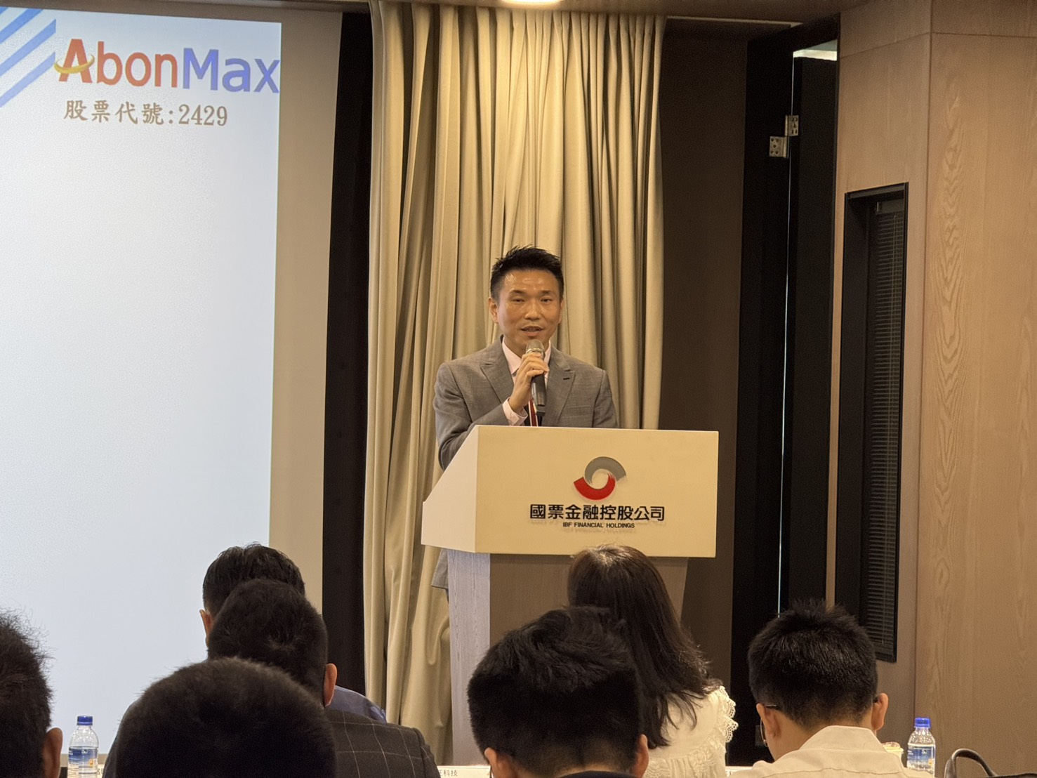 銘旺科技研發的固定翼無人機具備長距離飛行與高穩定控制能力，目前已導入多國軍警與消防應用。圖為總經理潘進興。