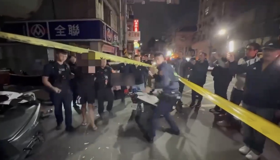 男子違停還拒檢逃逸,警急開槍喝止。(警方提供)