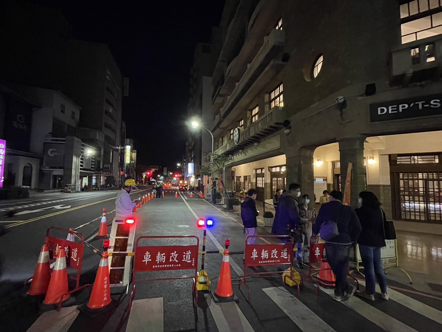 林百貨19日晚間發生外牆大量磁磚脫落,警方獲報後立刻拉起封鎖線維護用路人安全。(台南市文化局提供)