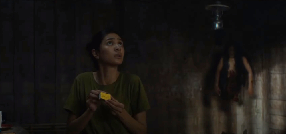 席莉被半身女鬼纏身,試圖點燃蠟燭進行淨化儀式。(威視提供)