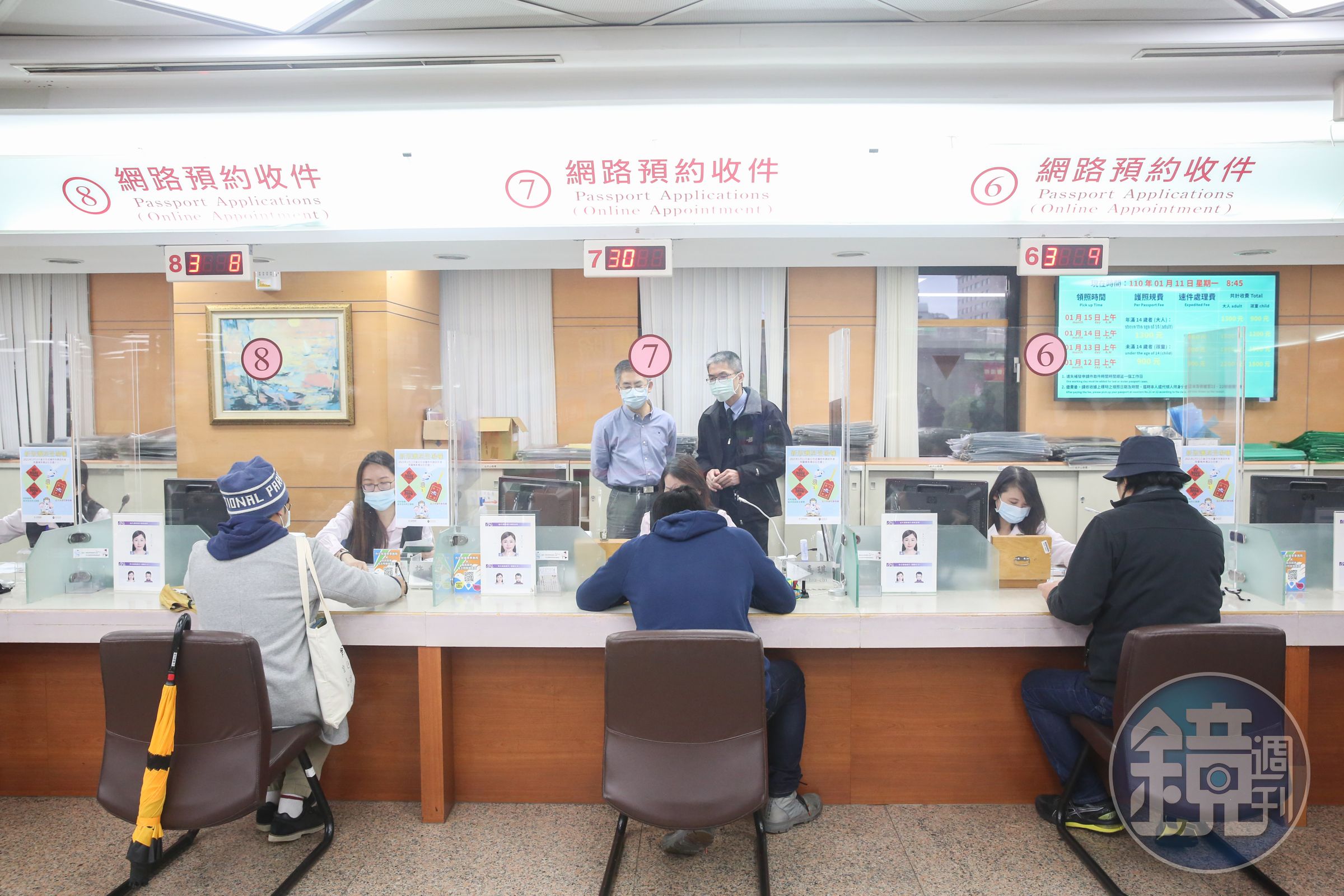因應颱風襲台,領務局明天提前發放護照,並逢延長服務至晚間8點。(本刊資料照)
