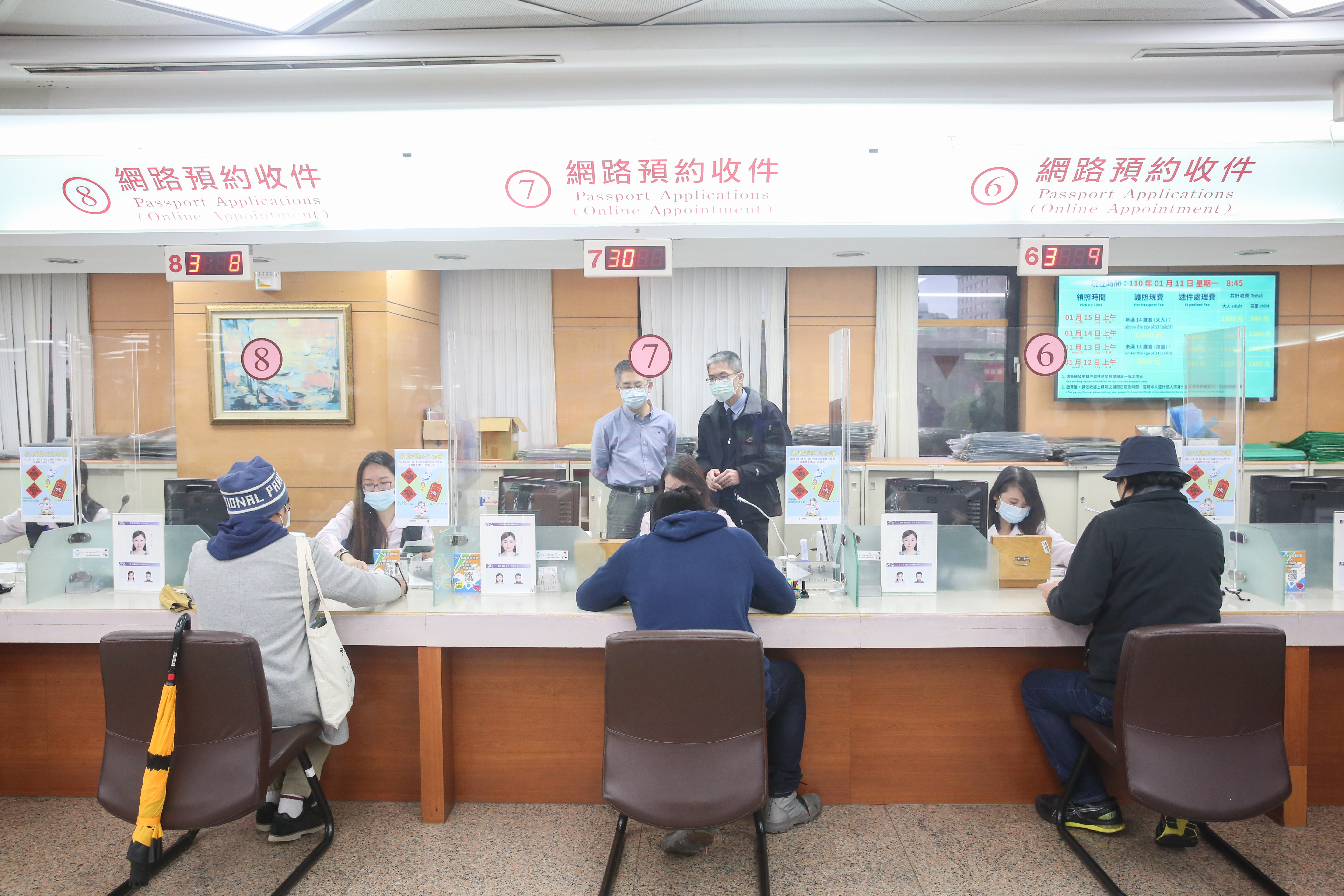 因應山陀兒颱風來襲，外交部領事事務局30日下午3時起提前發放護照，當日並將延長領照服務時間至晚間7時。（本刊資料照）