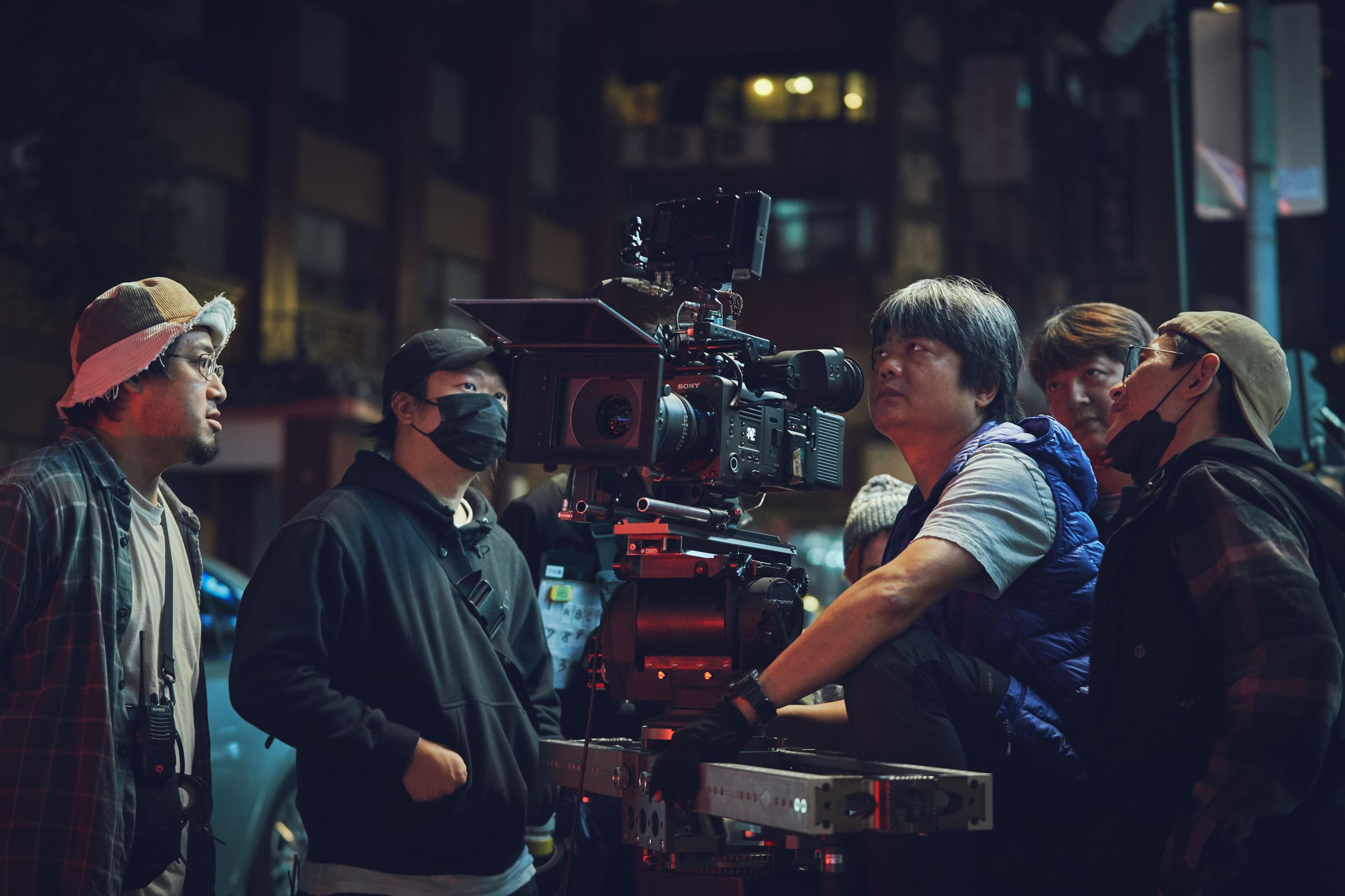 姚宏易（前排右二）在《角頭-大橋頭》中身兼導演與攝影指導。（曼尼娛樂提供）