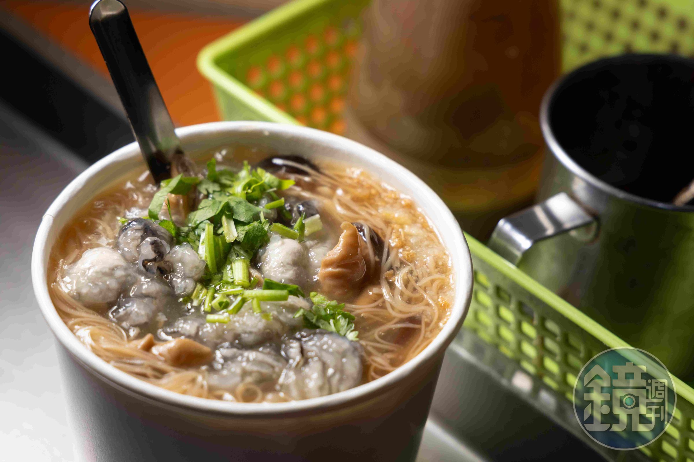 「蚵仔麵線」裡頭有蚵仔也有大腸,配料豐富,湯頭鮮美。難怪能成為人氣店。(60元/小碗、75元/大碗)