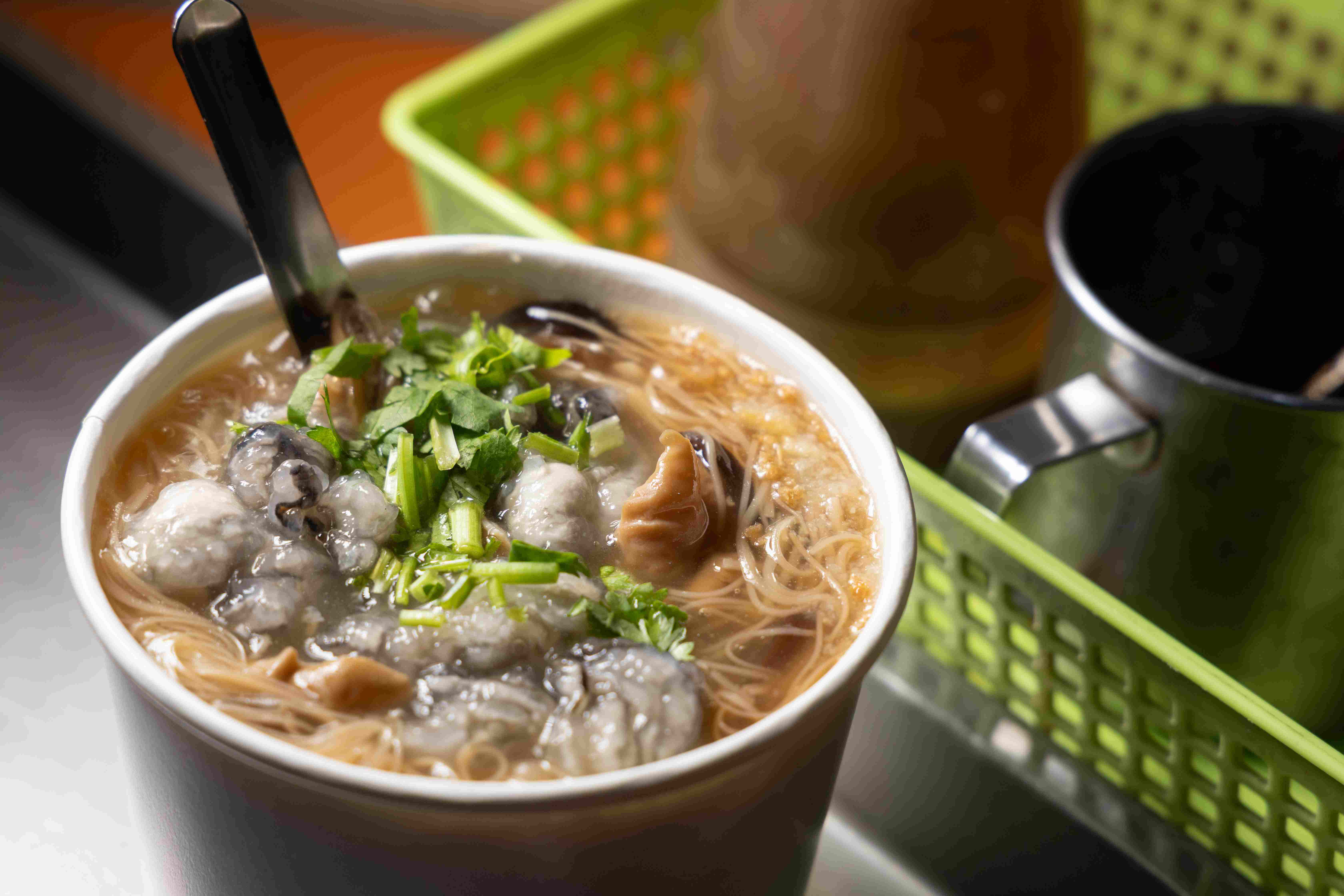 「蚵仔麵線」裡頭有蚵仔也有大腸，配料豐富，湯頭鮮美。難怪能成為人氣店。（60元／小碗、75元／大碗）