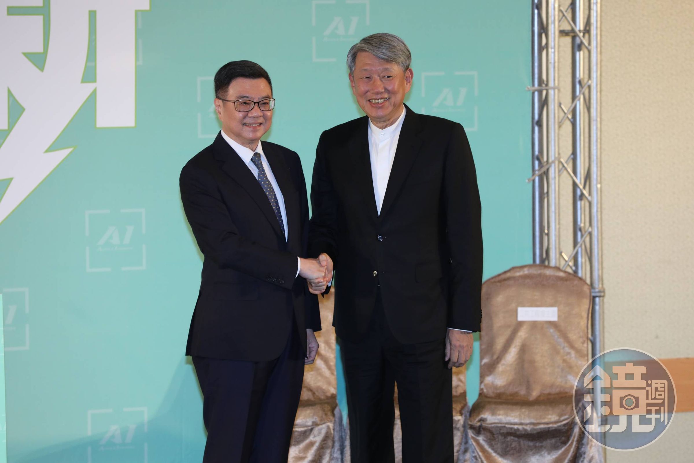 卓內閣今天公布第三波內閣人事,新任經濟部長為崇越集團董事長郭智輝(右)。