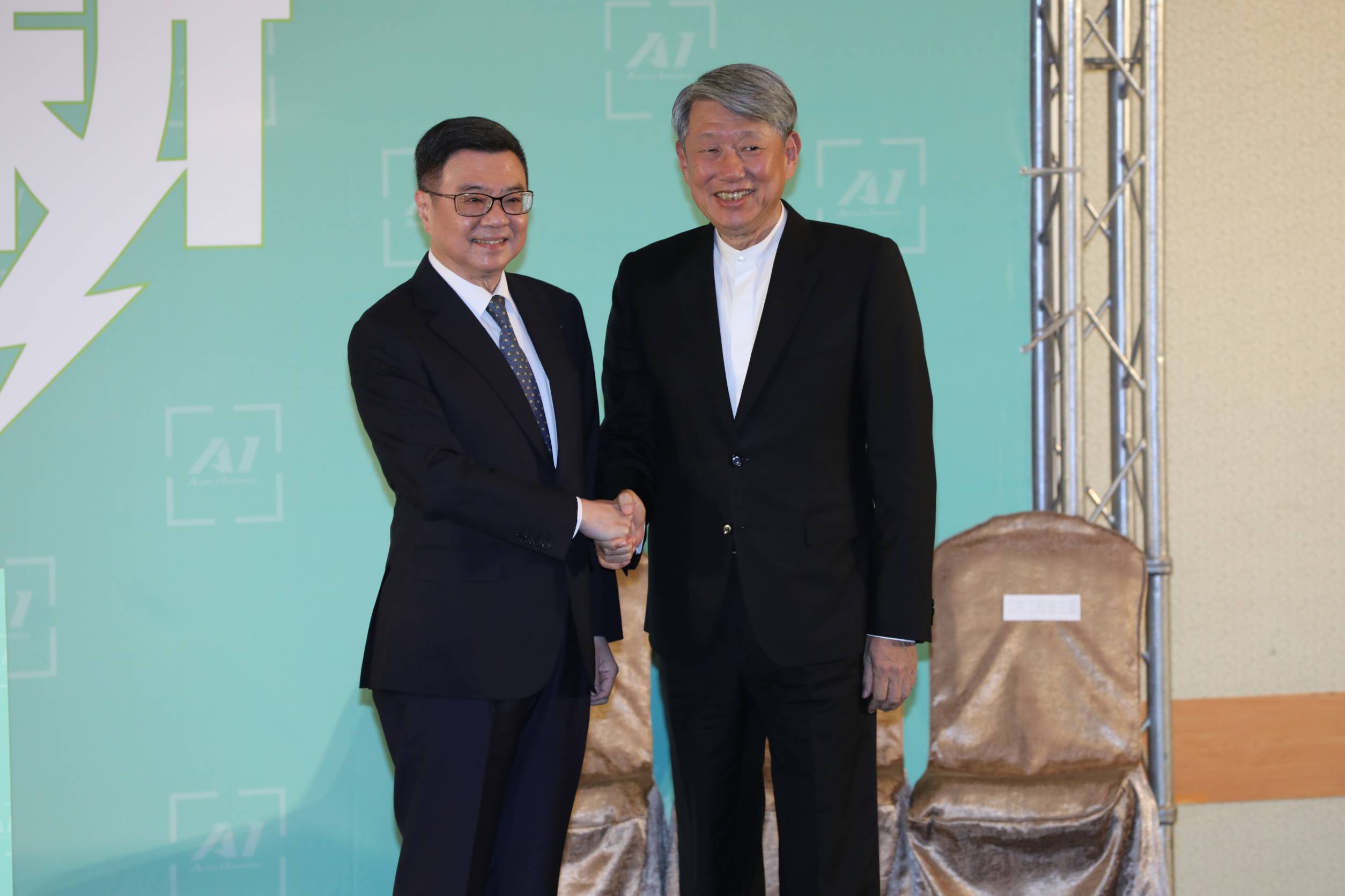 卓內閣今天公布第三波內閣人事，新任經濟部長為崇越集團董事長郭智輝（右）。