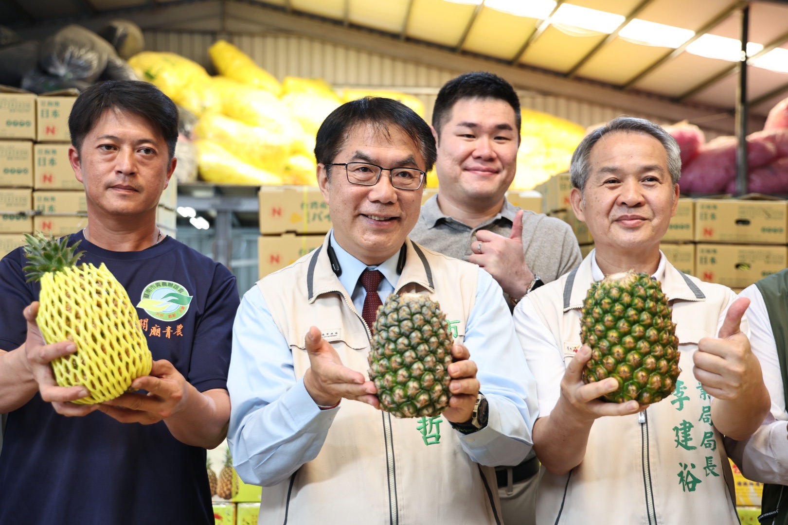 1.25公噸台南鳳梨將於9日外銷紐西蘭，市長黃偉哲親自視察鳳梨包裝過程。（台南市政府提供）