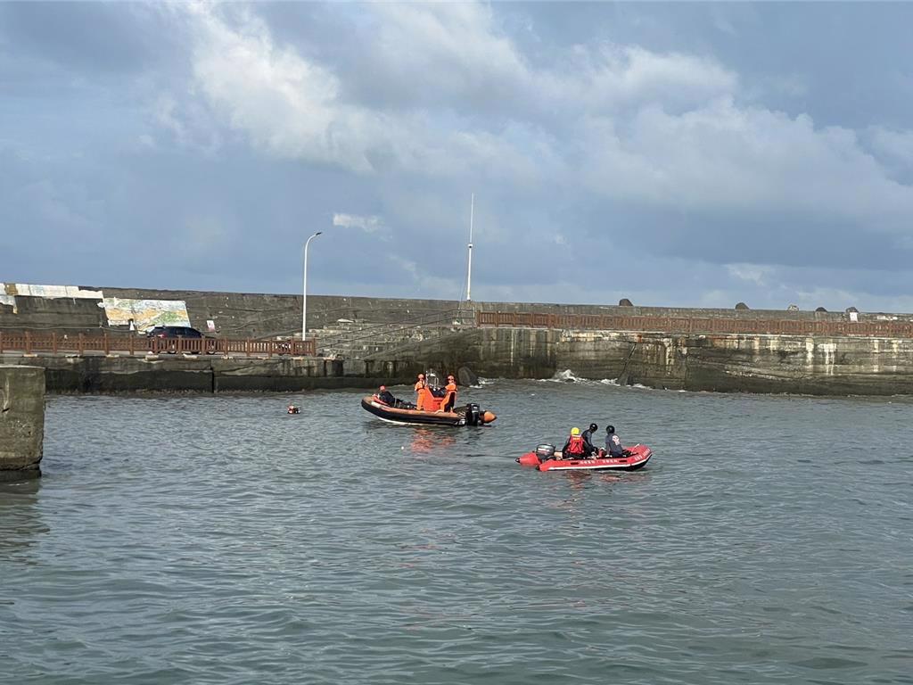 屏東枋寮漁港燈塔附近15日發生溺水憾事，一名黃姓少年為救人而溺斃。（翻攝畫面）