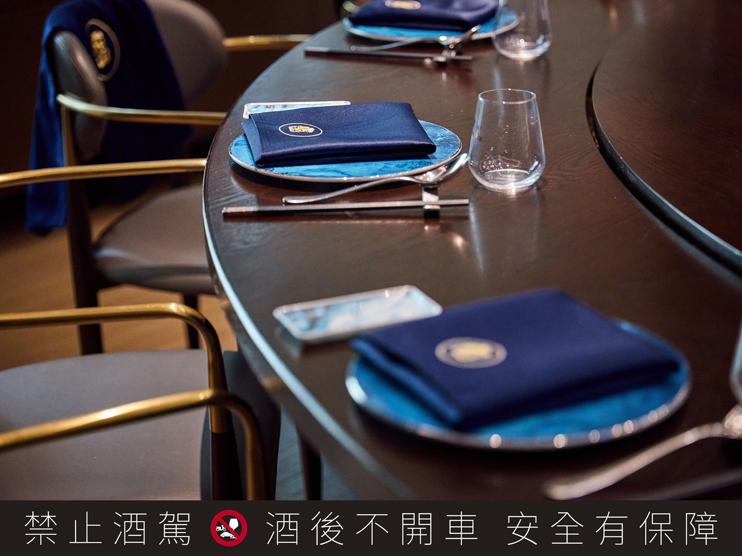 皇家禮炮攜手湛露中餐廳打造「尊榮包廂」，為座上貴客開啟一場極致品味饗宴。