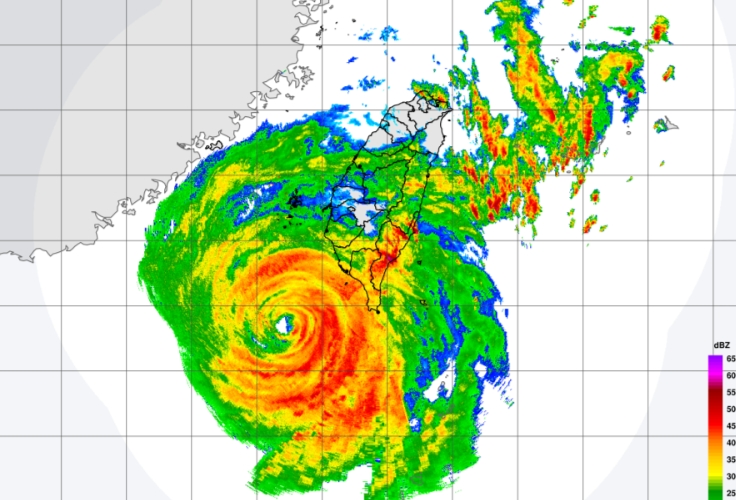 山陀兒颱風過去3小時近似滯留，中心目前在高雄西南方海面。（翻攝自中央氣象署官網）