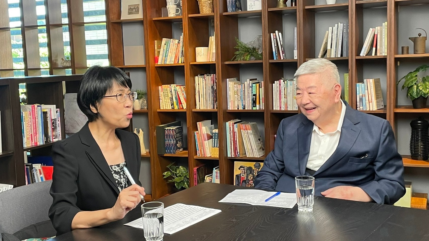 信義文化基金會與中華企業倫理教育協進會共同製播「大師說倫理線上講堂」，邀請管理學大師許士軍教授(右)解析ESG對企業經營的影響與挑戰。（信義文化基金會提供）