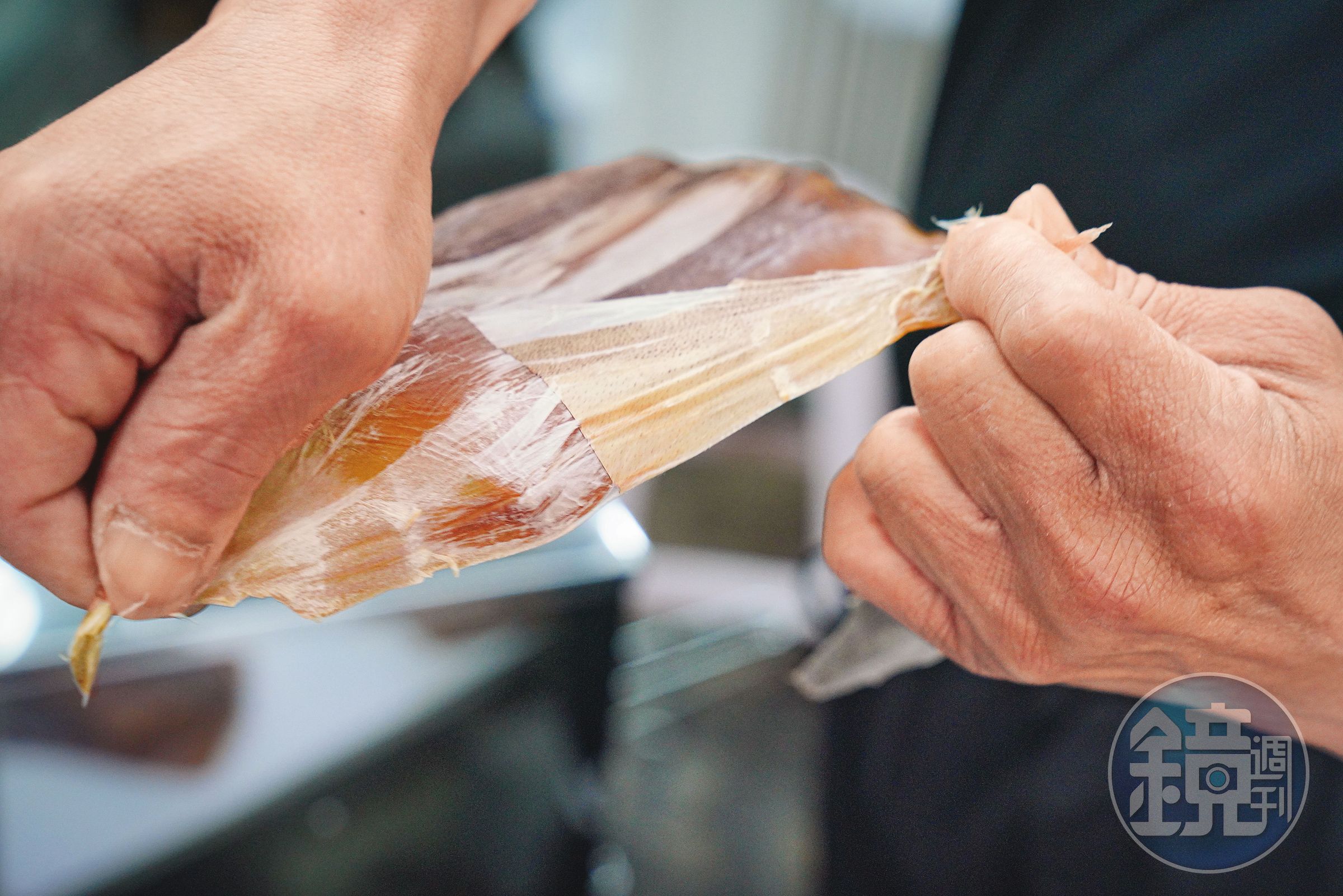 製作魷魚片，魷魚得先熟成，再手工去皮。