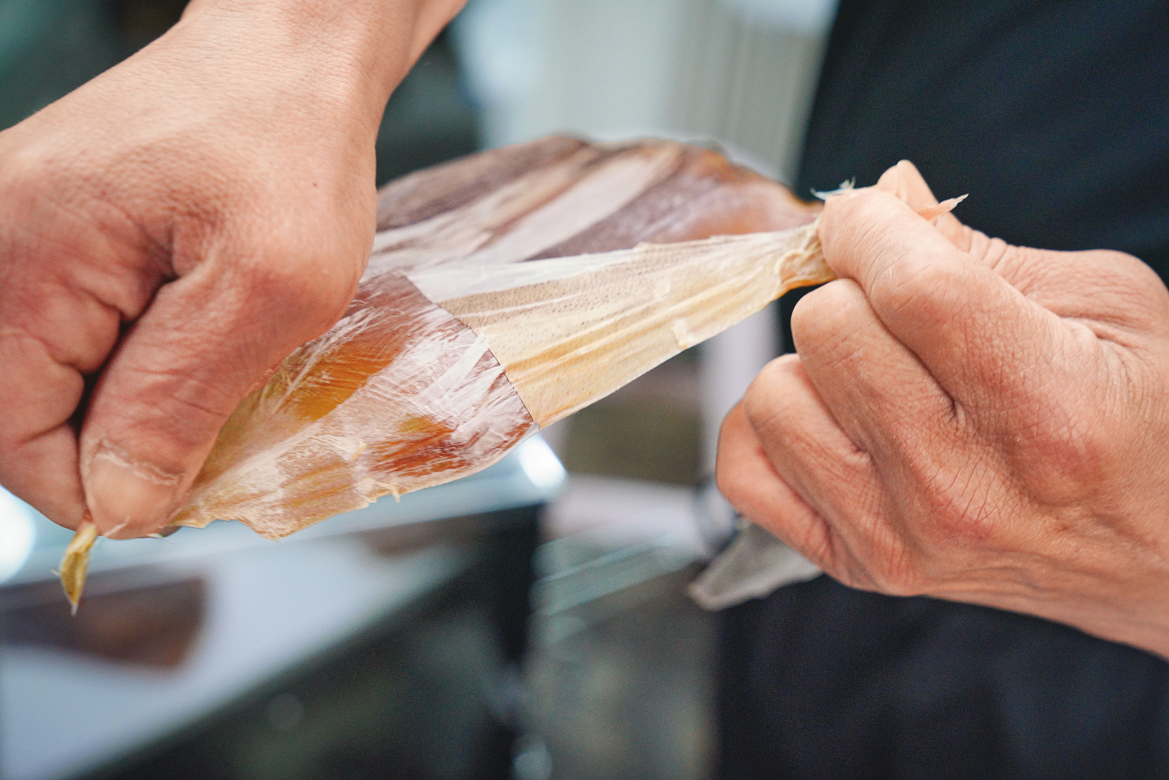 製作魷魚片，魷魚得先熟成，再手工去皮。