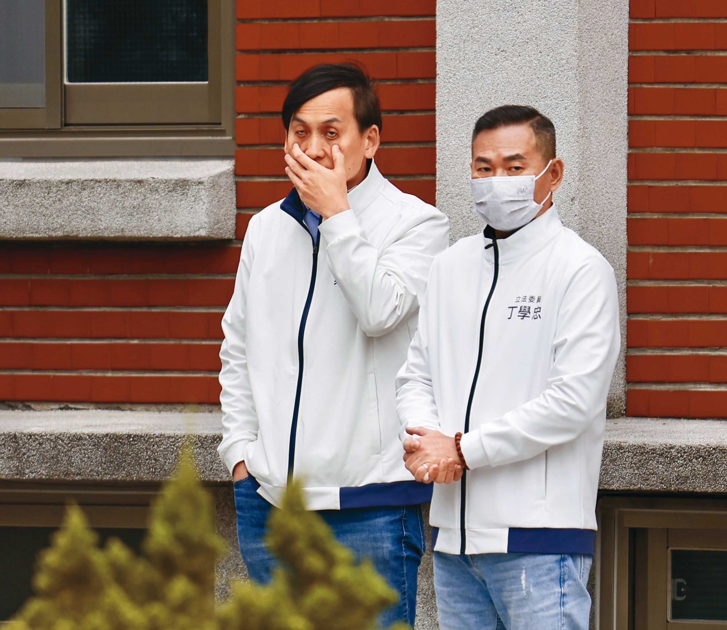 葉元之（左）爆出慣老闆爭議，負面效應持續發酵。