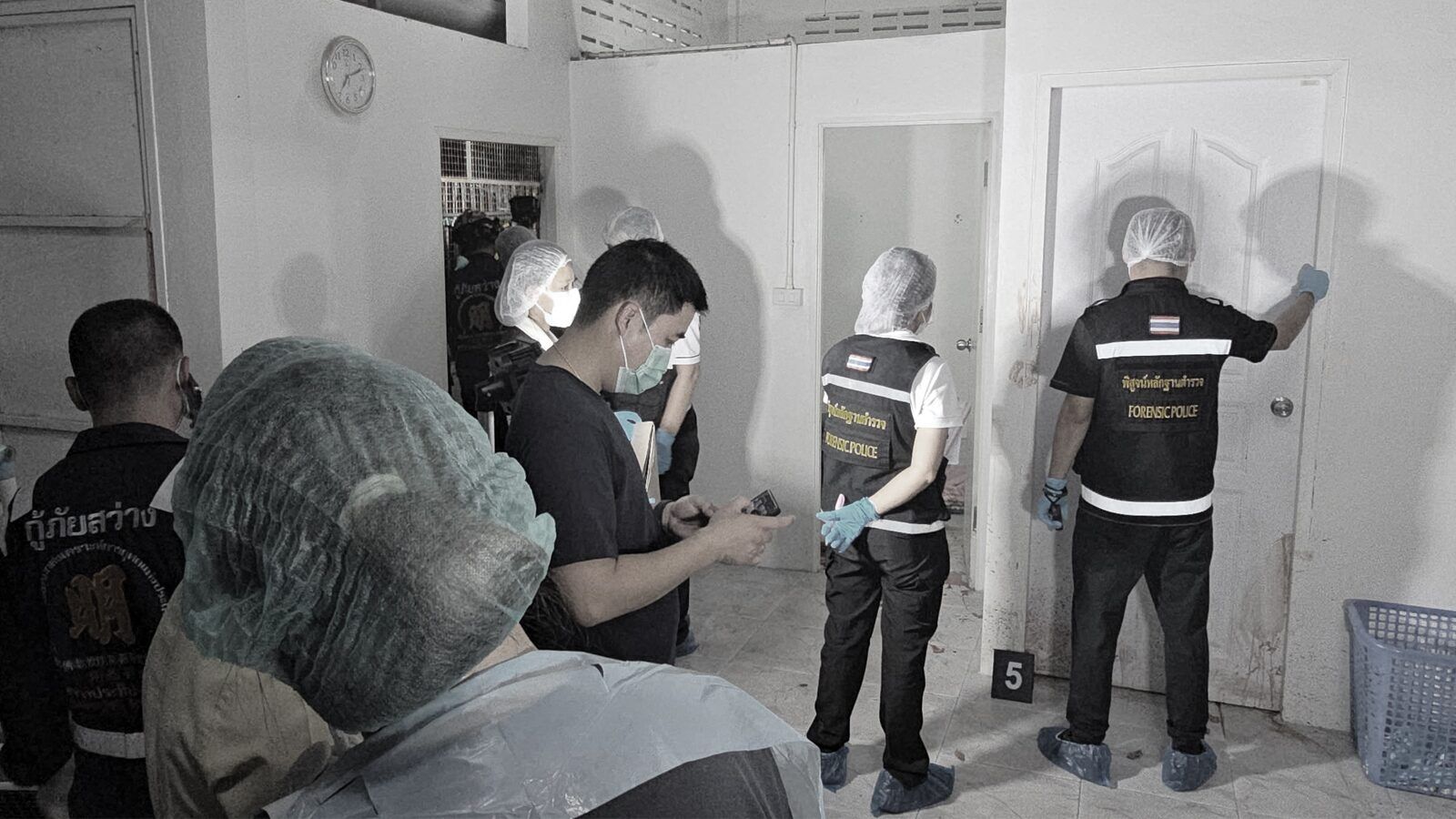 泰國春武里府一戶賣麵線家庭驚傳血案，警方現場勘查後發現5人死亡，法醫仍待解剖釐清。（翻攝自Khaosod）