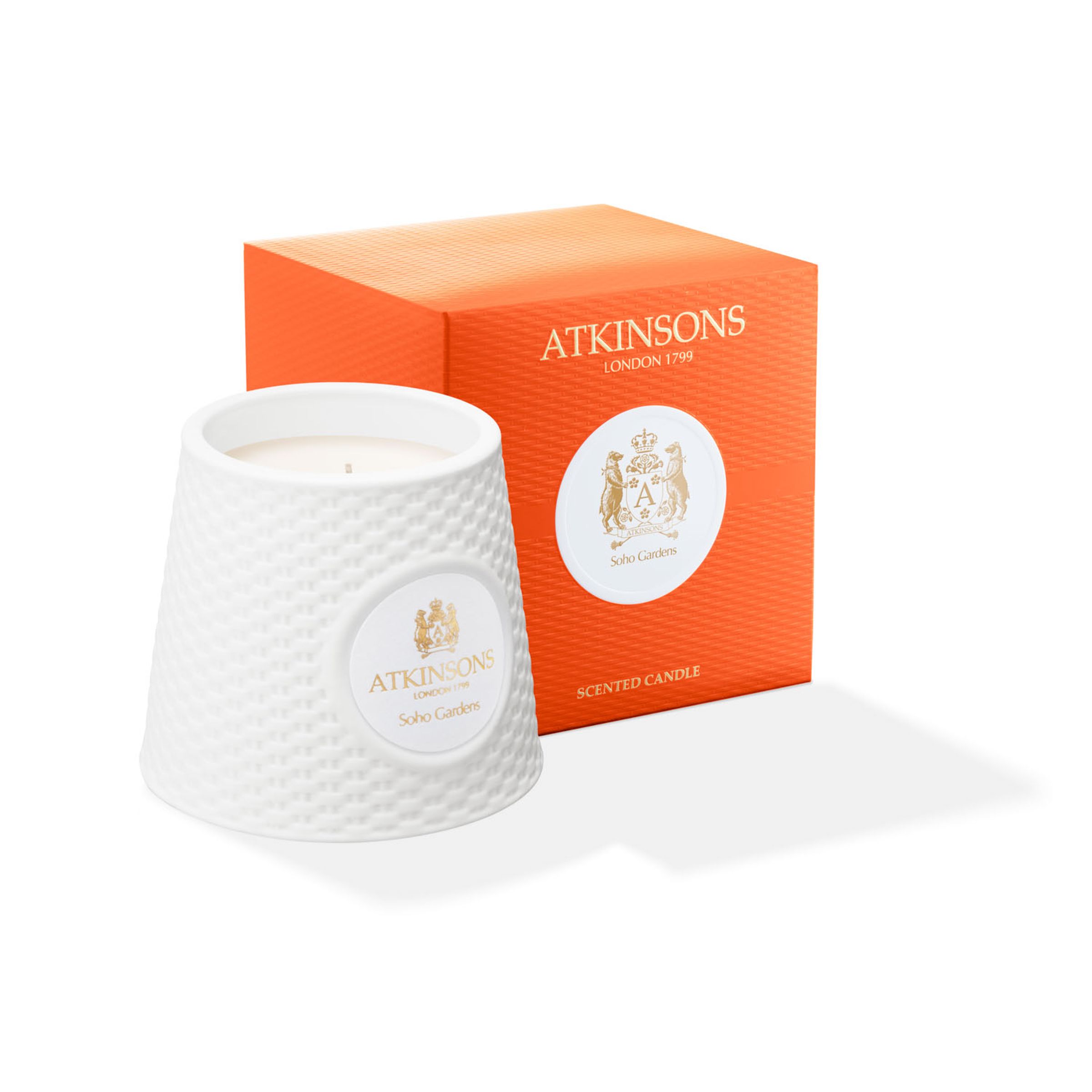 ATKINSONS阿特金森「蘇活花園香氛蠟燭」的香氣充滿活力與層次感。大膽的黑加侖、清新的綠葉與芬芳的小蒼蘭交織出春天的愉悅氣息,再融合微妙的泥土芬芳,讓空間不僅擁有春天的溫暖,更為心靈帶來充電的能量。