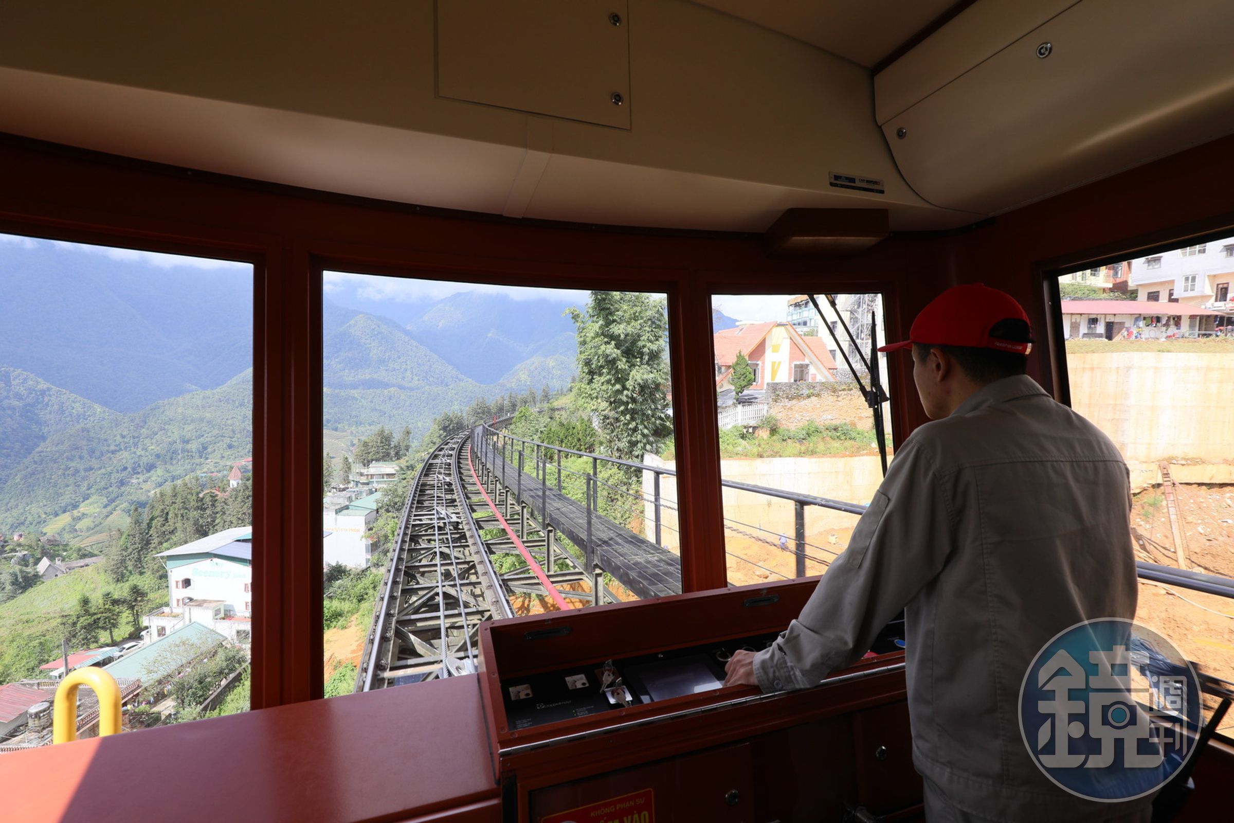 搭上有駕駛員的「芒花登山列車」很快就能眺望山景。