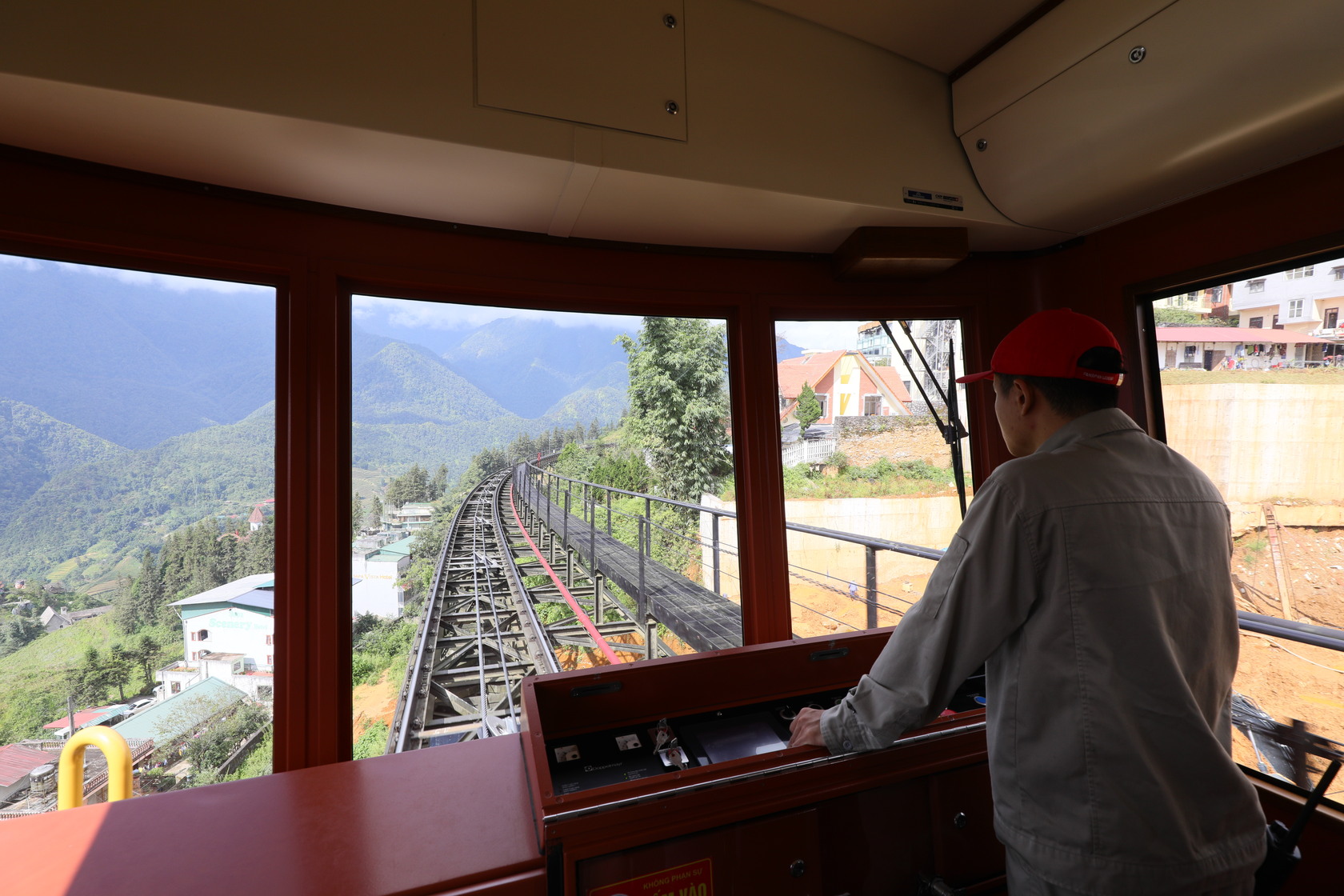 搭上有駕駛員的「芒花登山列車」很快就能眺望山景。