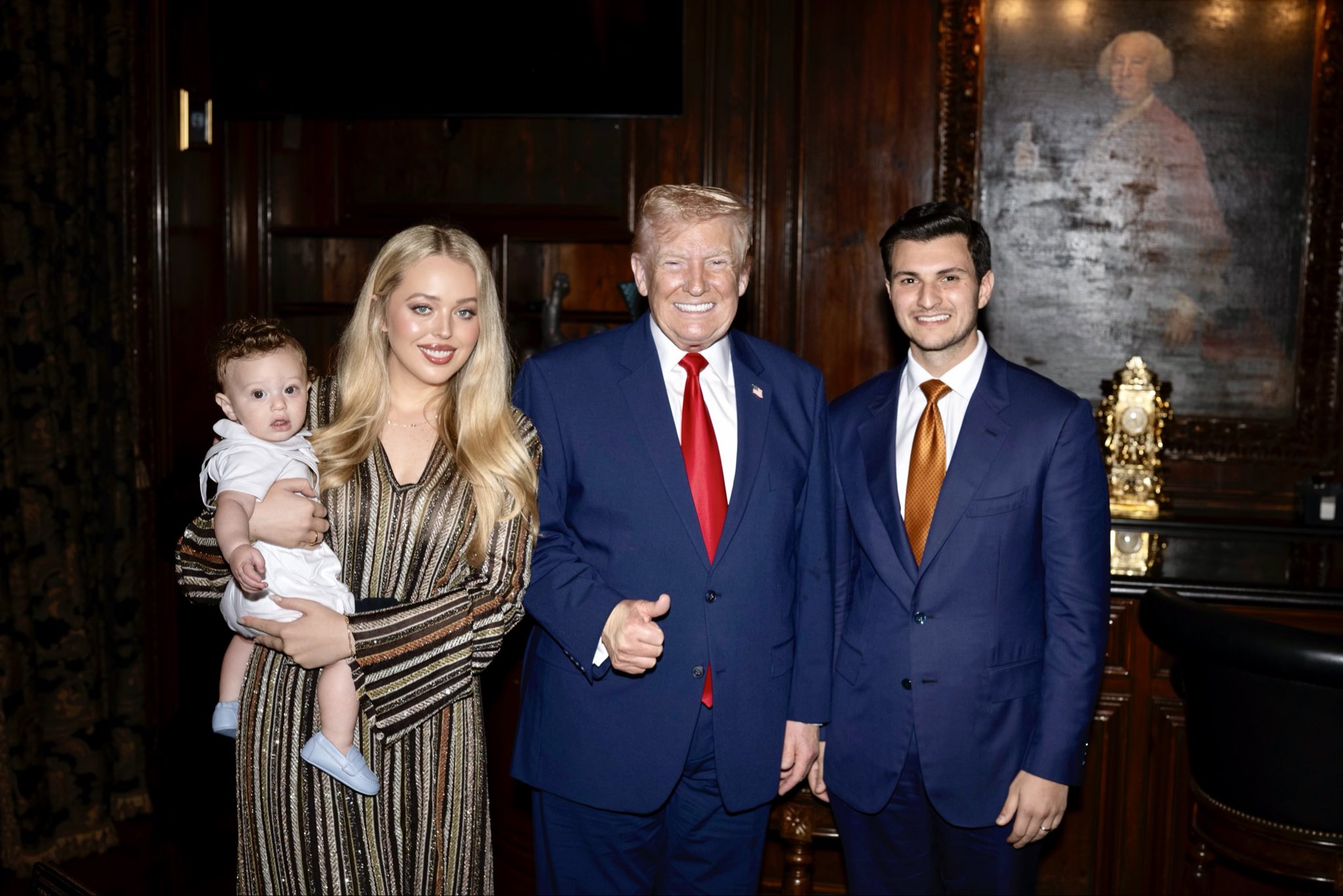 蒂芬妮抱著兒子亞歷山大，與父親川普、夫婿布魯斯同框。（翻攝X@TiffanyATrump）