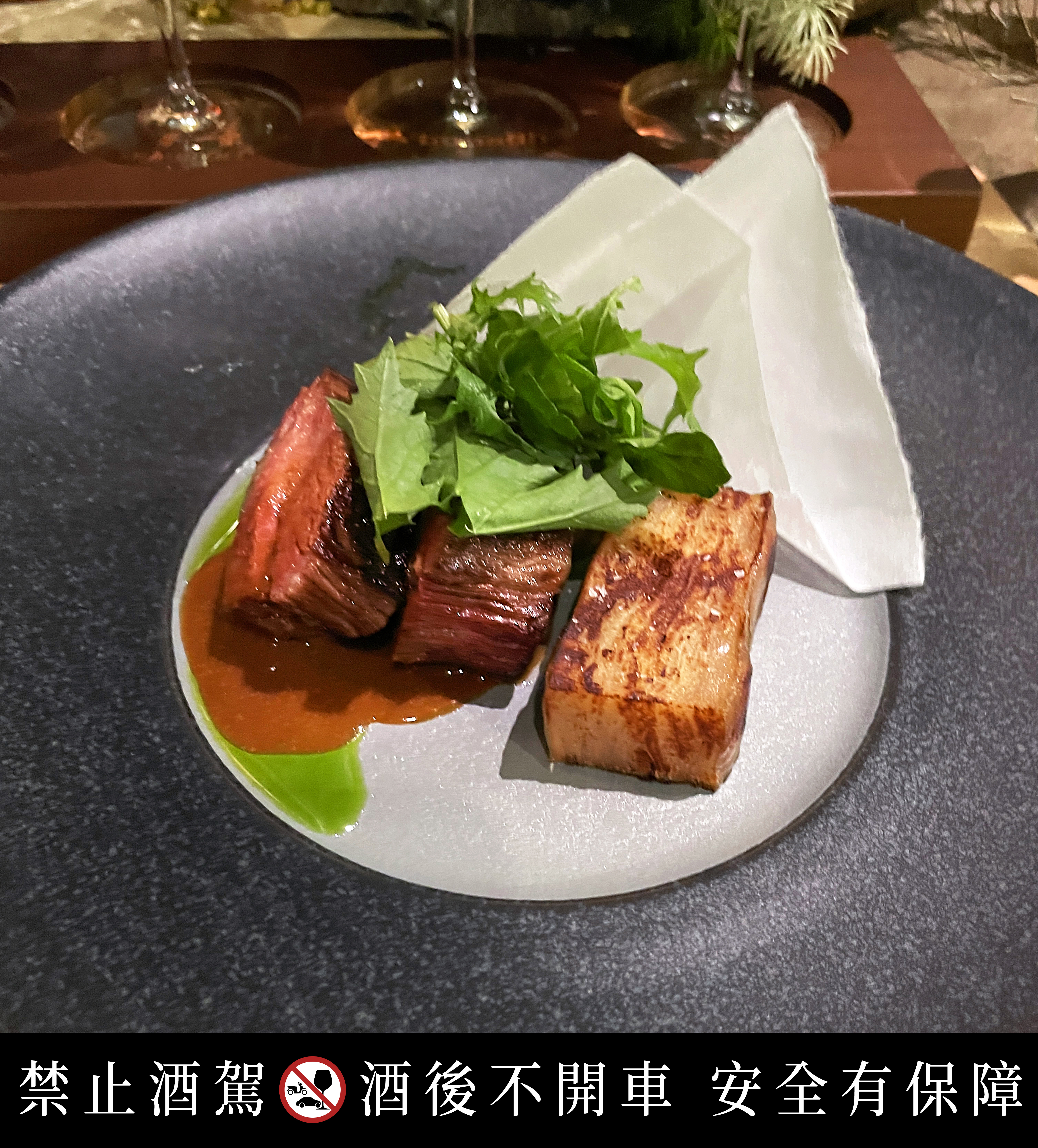 「19世紀的一場大火」利用火焰帶出亞伯樂A’bunadh雪莉桶原酒的故事,除此之外,一旁的配菜馬鈴薯,使用經典法式千層方式製作,再品一口亞伯樂A’bunadh,回味無窮。