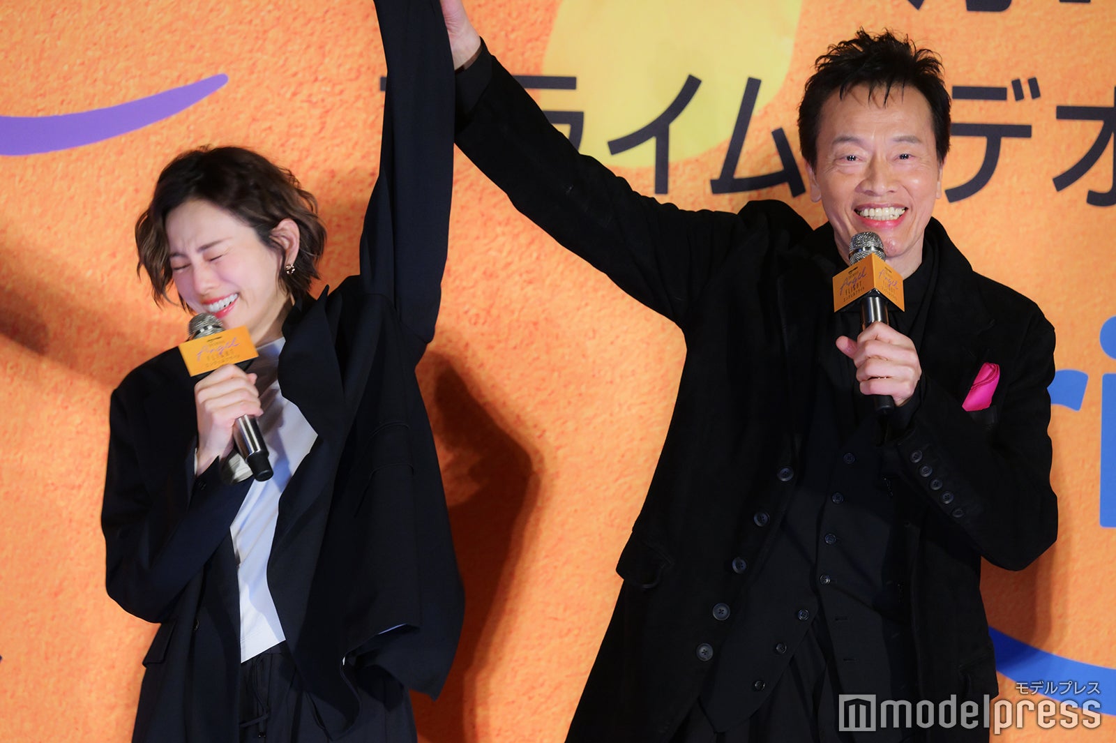 遠藤憲一牽起米倉涼子的手讓她嚇一跳也一度激動含淚。（網路圖片）