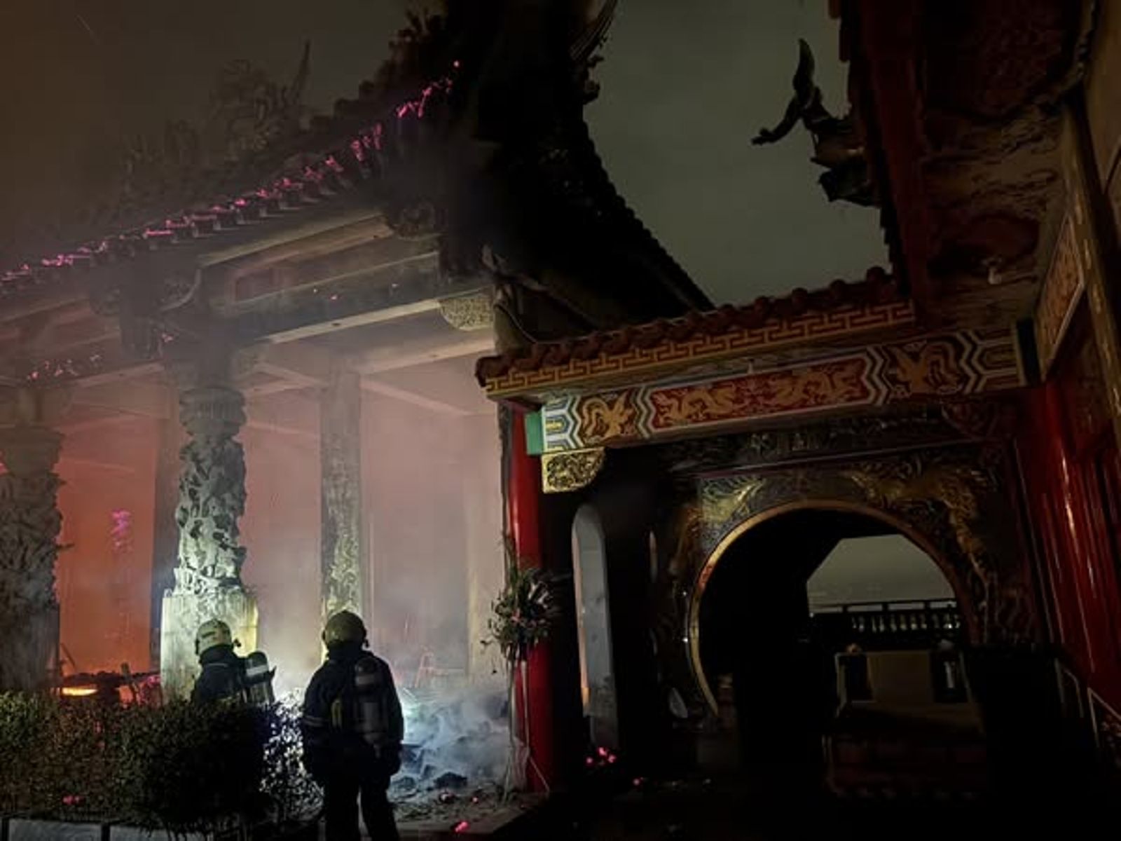 碧山巖凌晨3時許發生火警,火勢於3時56分撲滅,所幸並未造成人員傷亡。(翻攝自臺北市政府消防局臉書)