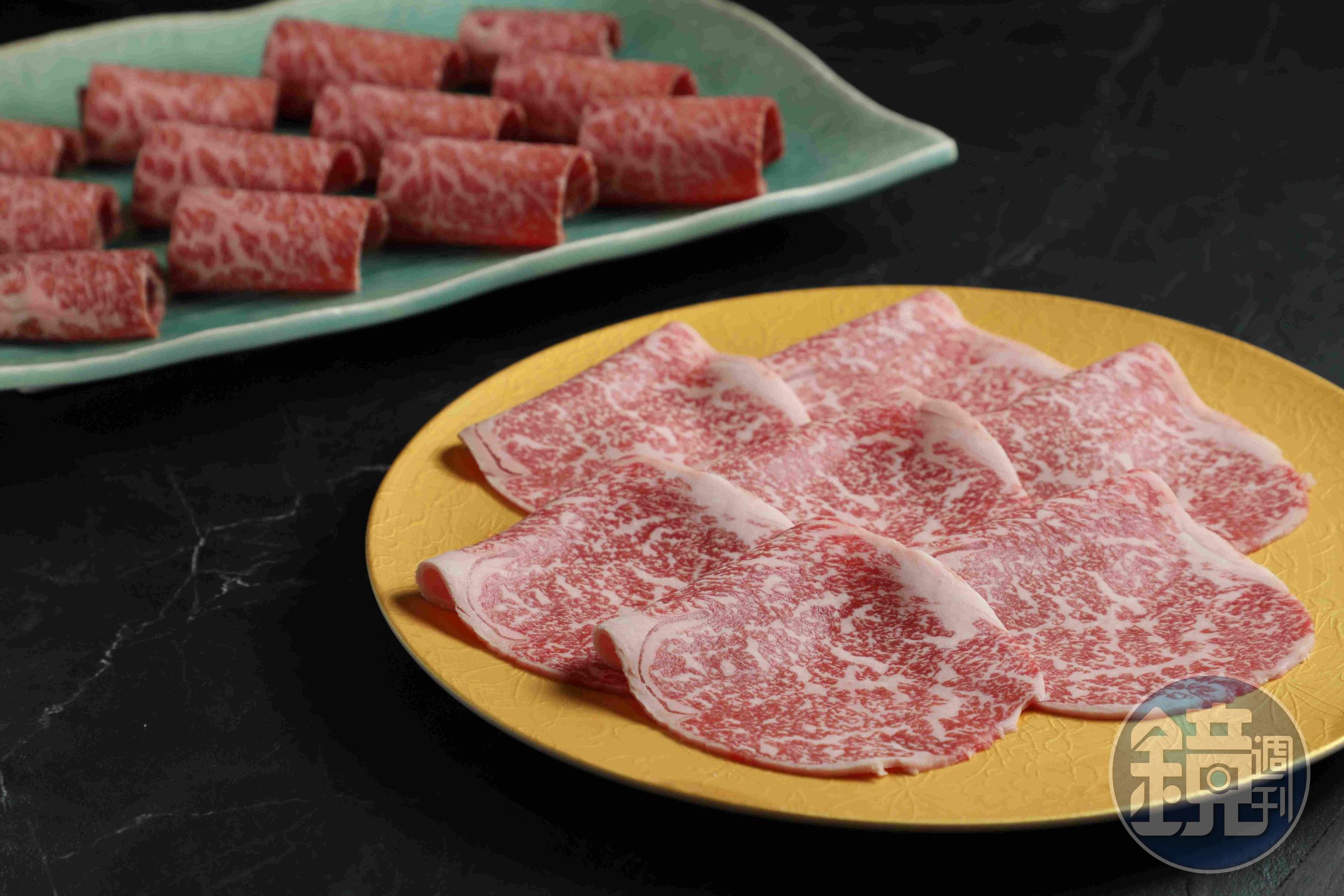 肉品推薦「日本A5和牛肋眼芯」（前，1,880元／份）與「美國極黑牛翼板」（後，1,480元／份），前者軟嫩，後者香甜。