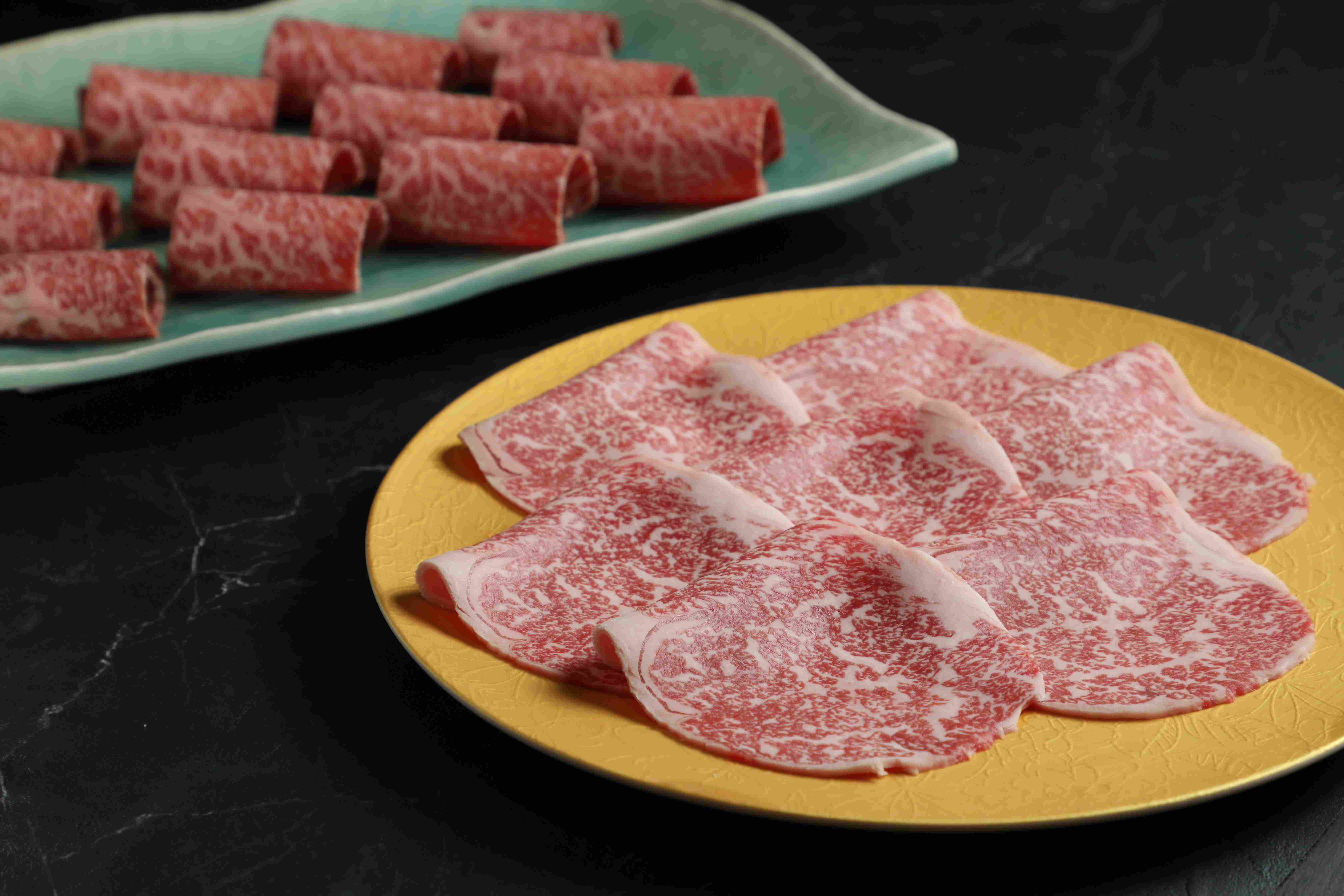 肉品推薦「日本A5和牛肋眼芯」(前,1,880元/份)與「美國極黑牛翼板」(後,1,480元/份),前者軟嫩,後者香甜。