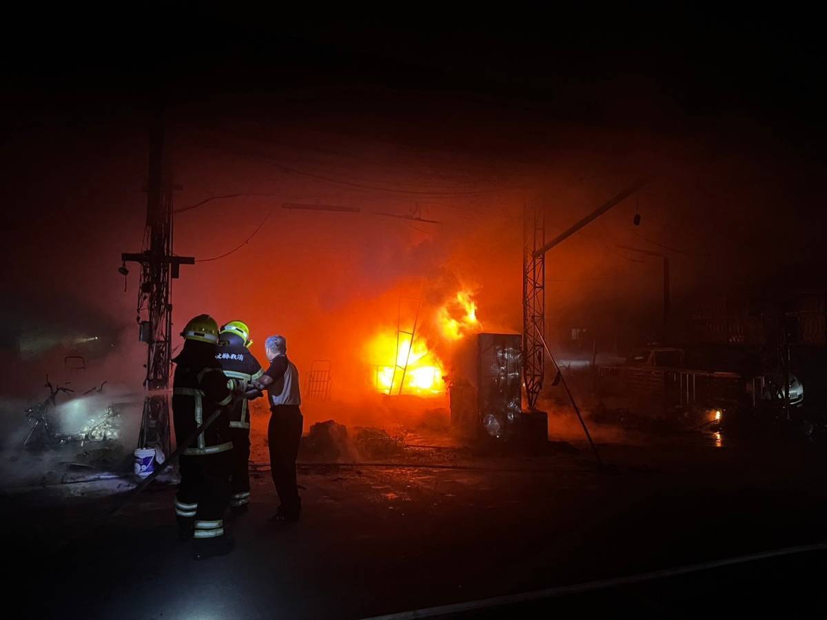 南投縣草屯鎮農會果菜市場今（13日）凌晨1時許發生火警。（南投縣消防局提供）
