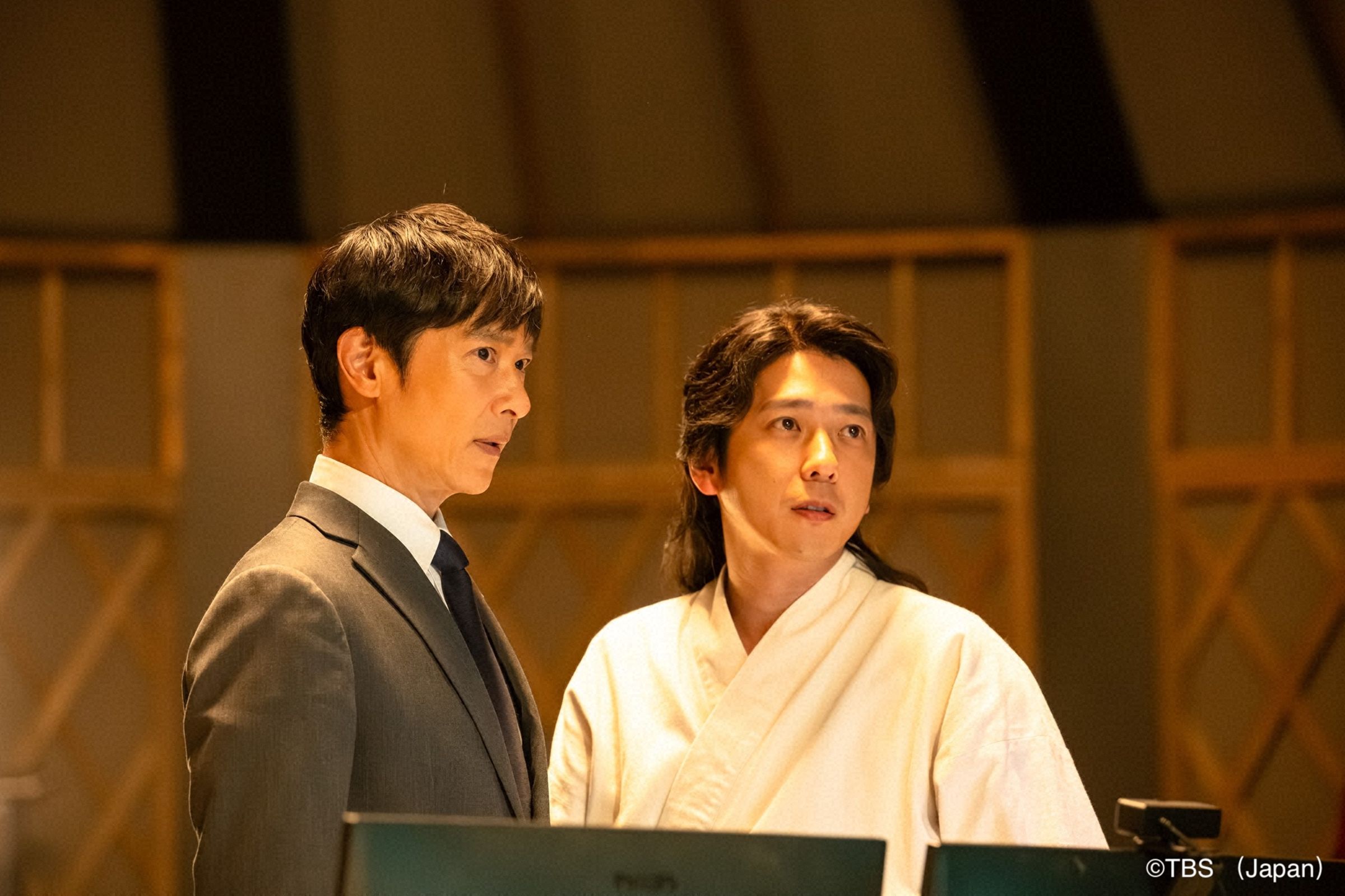 《VIVANT(2026)》堺雅人(左)與二宮和也再度同框,兄弟關係備受矚目。(Hami Video提供)