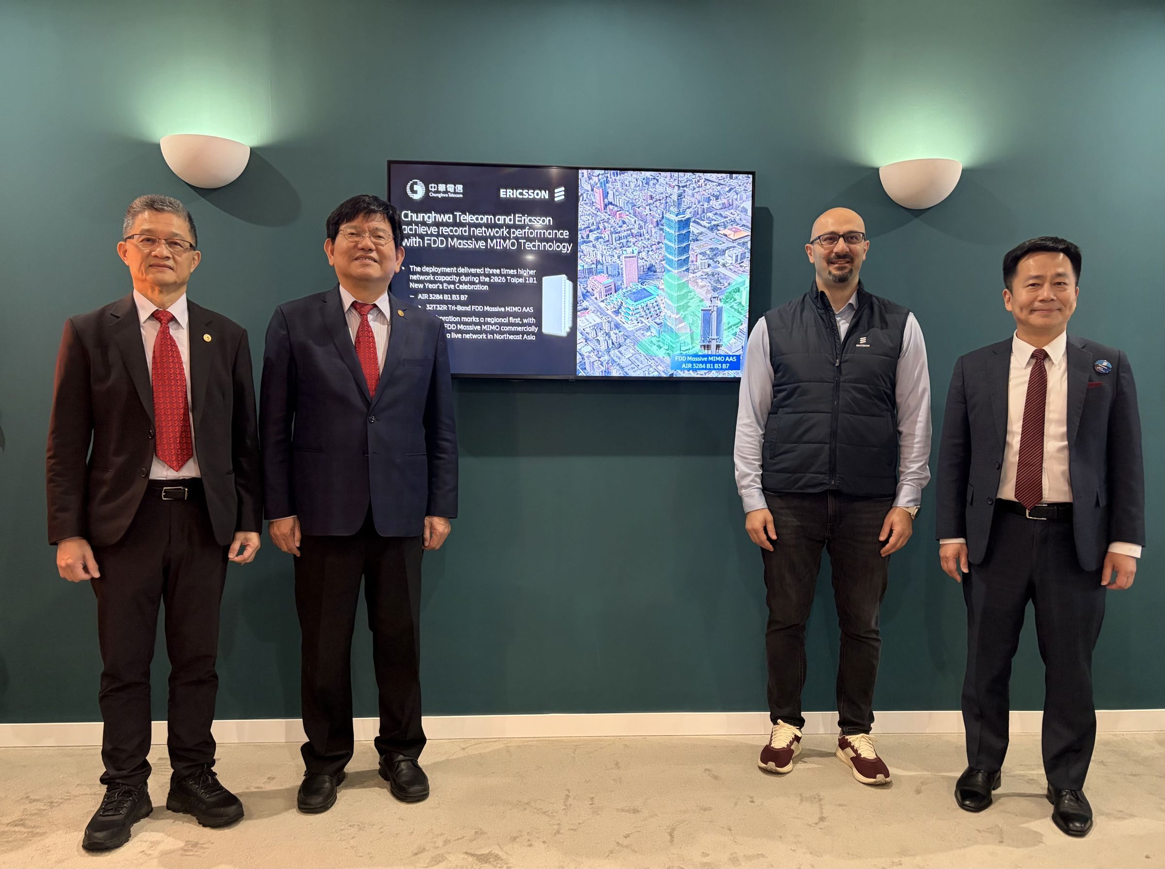 中華電信總經理林榮賜率領多位主管親征MWC 2026。（業者提供）