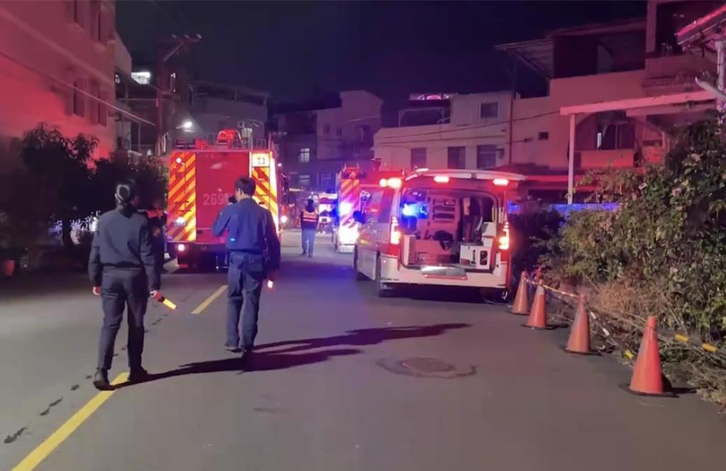 今日凌晨高雄一處住宅突然傳出火警，年幼的3歲男童逃生不及。（翻攝畫面）