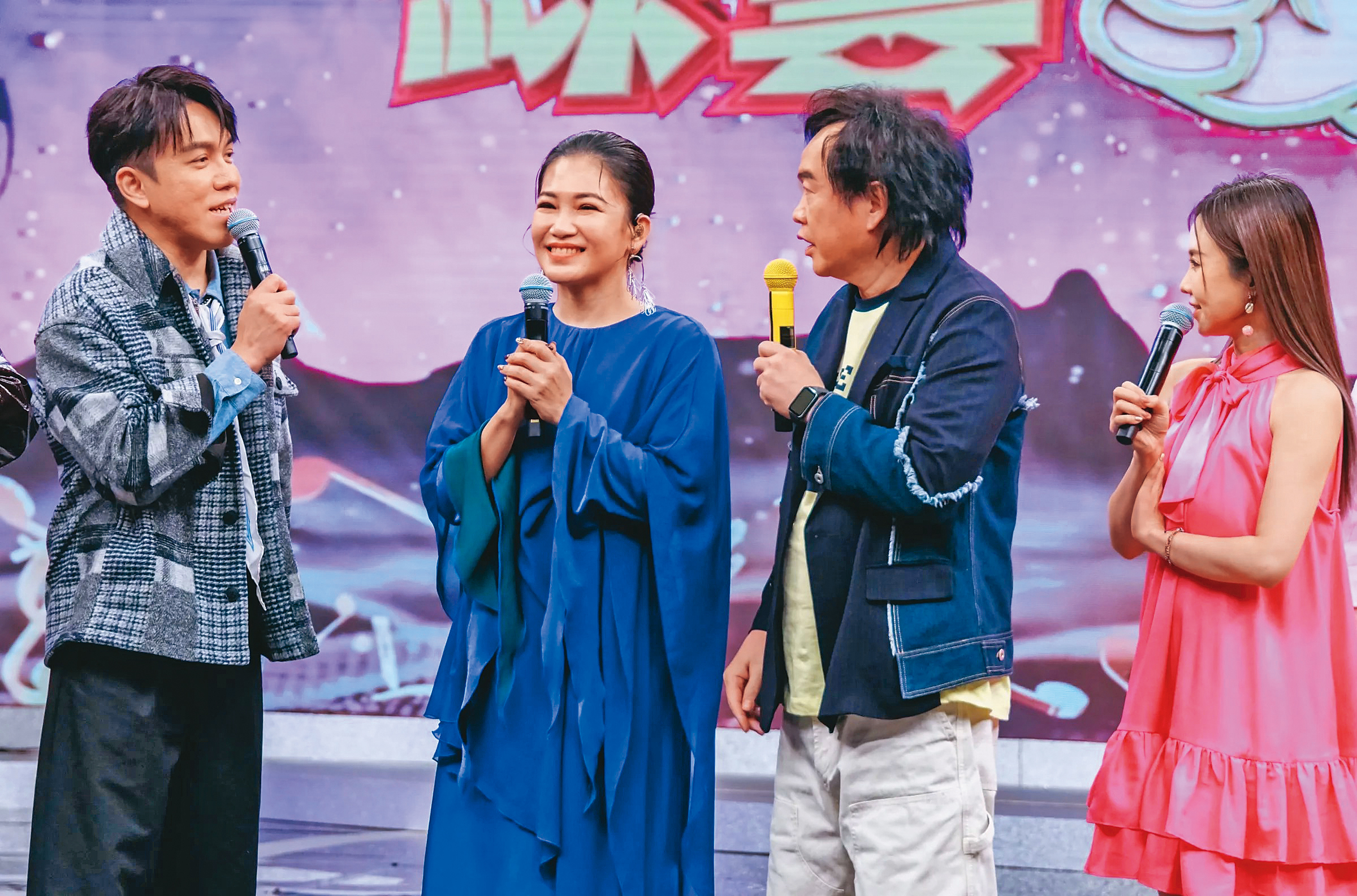 許志豪(左一)與康康(右二)主持《綜藝一級棒》,每週節目播出完,都不忘檢視收視成績。(中視提供)