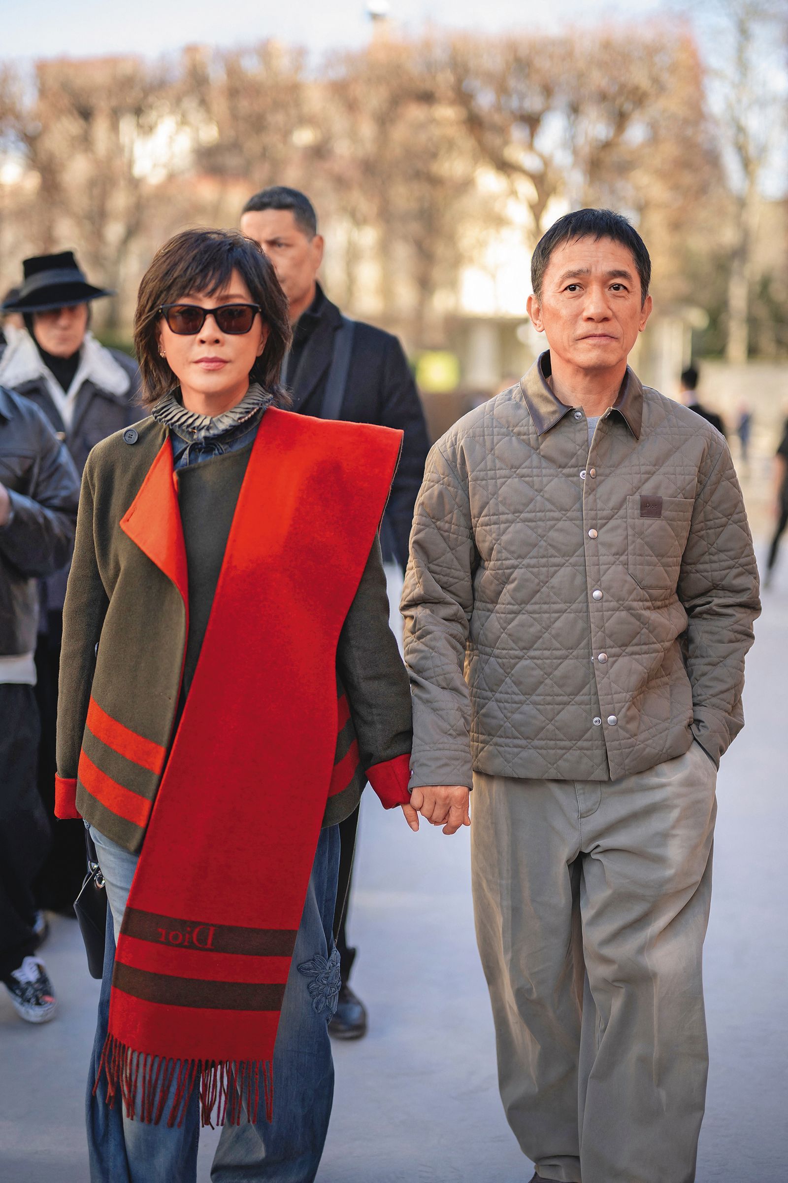 這些年多虧劉嘉玲（左）擔任梁朝偉（右）的經紀人，幫老公打點一切工作與公關事務，但個性內向的梁朝偉出席時裝週還是一臉驚恐。（東方IC）