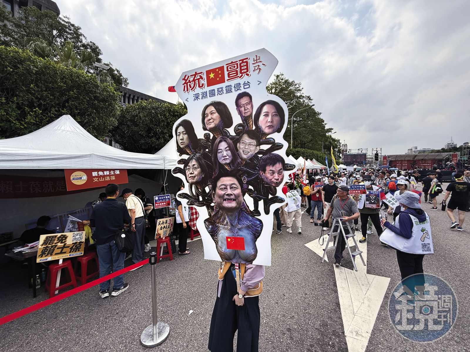 4月19日，民眾湧入凱道，呼籲下架以傅崐萁為首的國民黨立委。（鏡報新聞網）