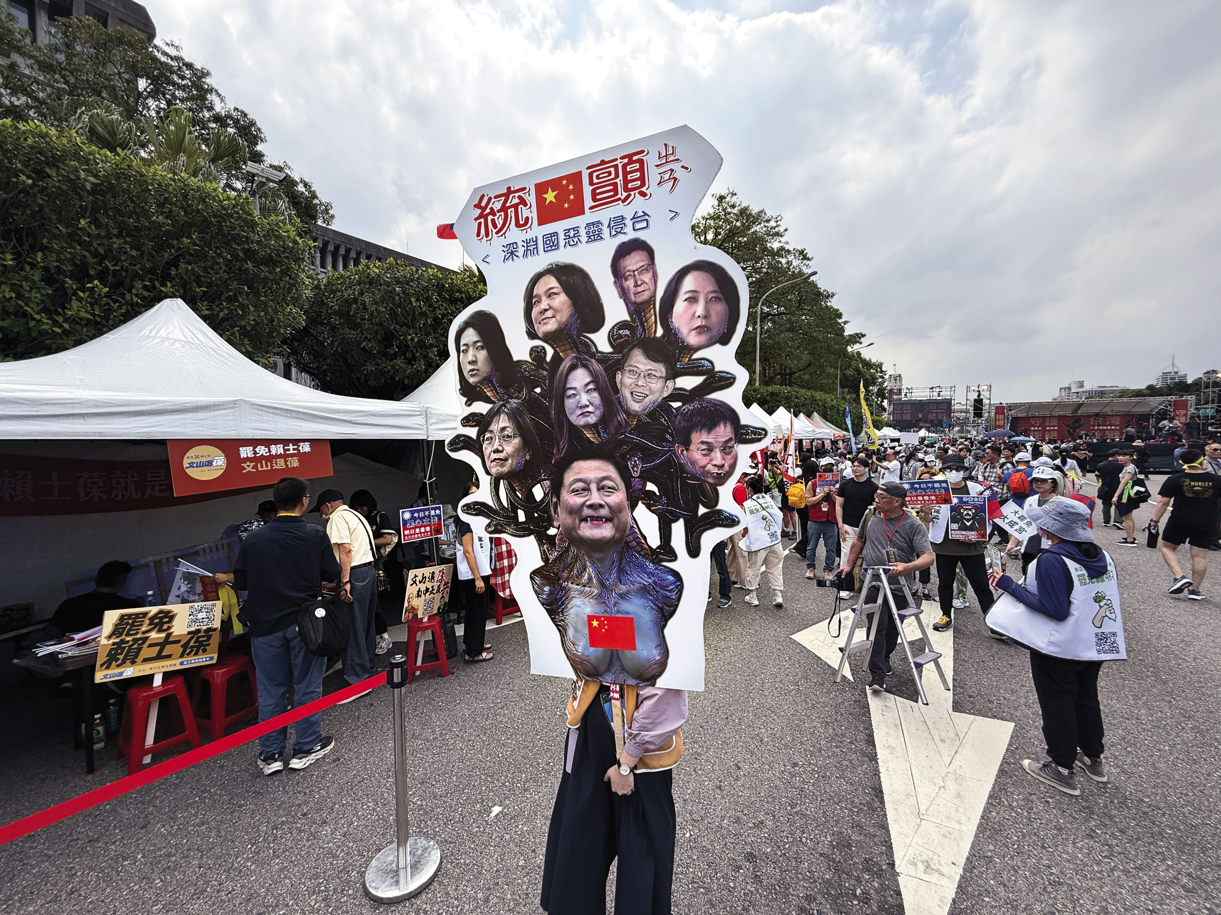 4月19日,民眾湧入凱道,呼籲下架以傅崐萁為首的國民黨立委。(鏡報新聞網)