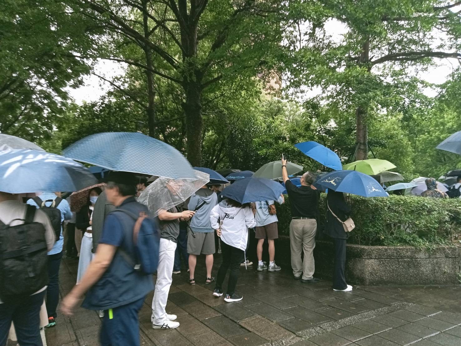 黃仁勳2日晚間7點在台大體育館開講，下午4點已出現長長人龍卡位排隊。