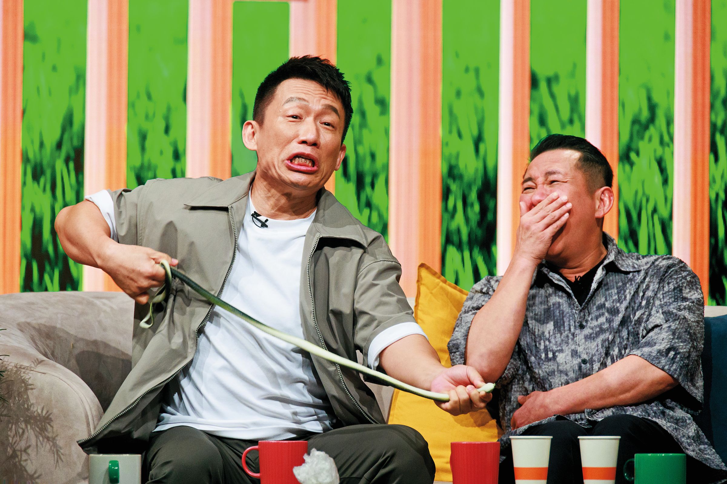 郭子乾（左）與屈中恆（右）共同擔任故事主角，郭子乾現場表演殺蛇，效果十足。（喜盟娛樂提供）